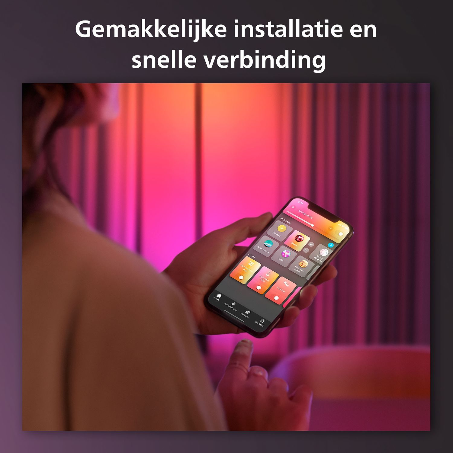 Een persoon houdt een smartphone vast. Het scherm toont een smart home app die lichten bestuurt.