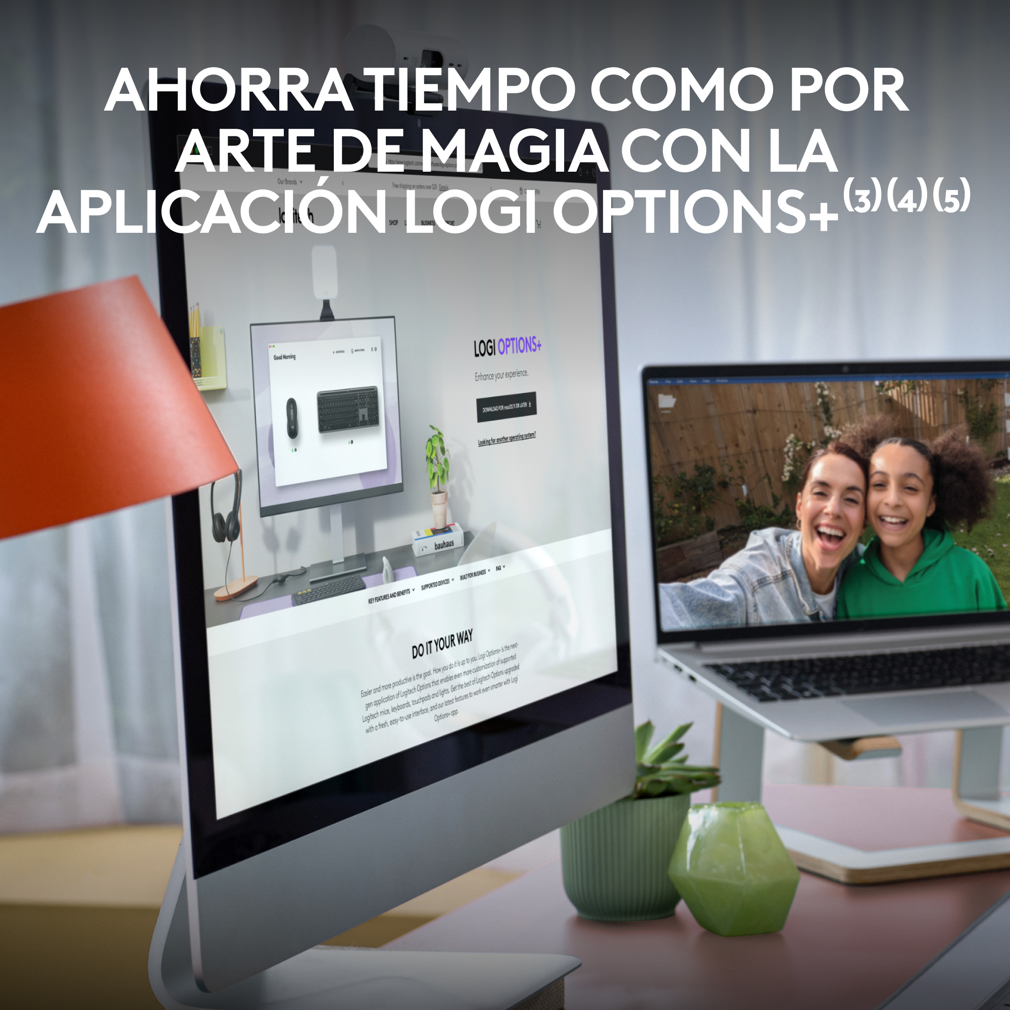 Un monitor de computadora muestra una página web con un teclado y una mujer en videollamada. Una lámpara roja está a la izquierda.