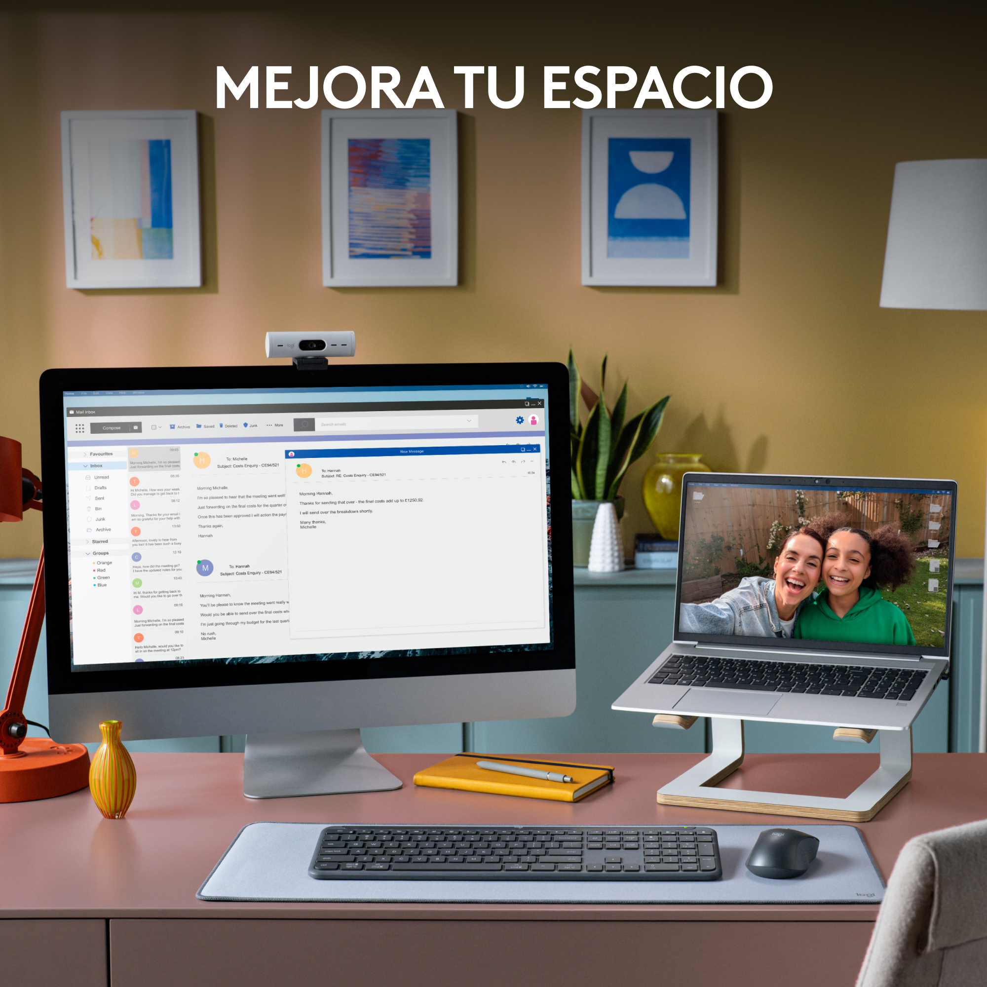 Un espacio de trabajo con una computadora, una computadora portátil en un soporte, un teclado y un monitor. La habitación está bien iluminada.