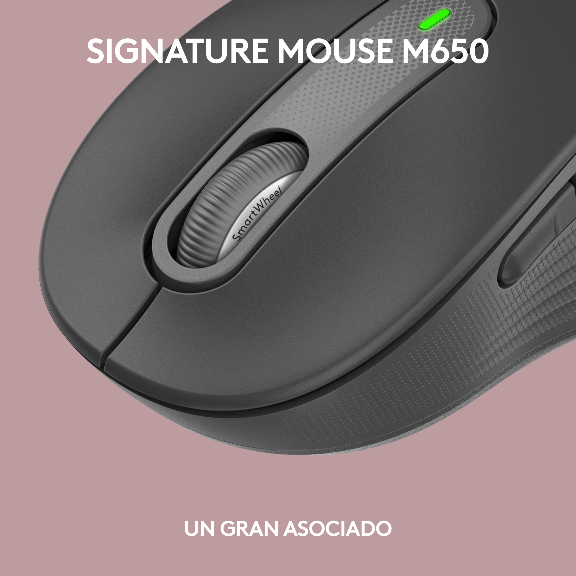 Primer plano de un ratón Signature M650 negro. Tiene una SmartWheel y una luz verde.