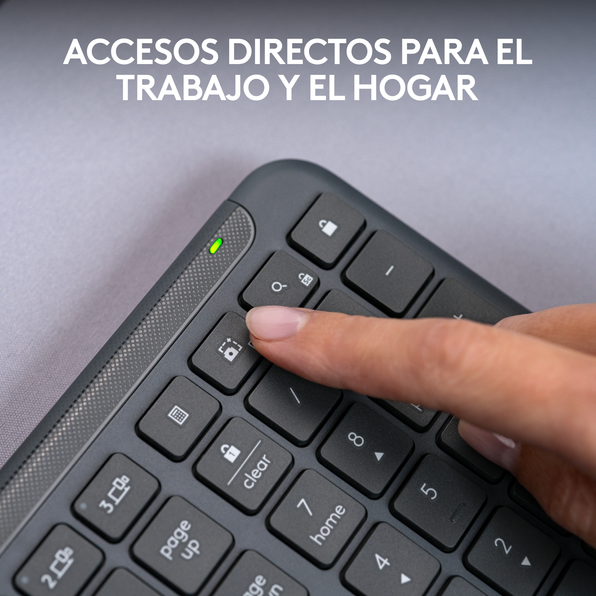 Una mano presionando una tecla de bloqueo en un teclado oscuro con una luz verde encima.