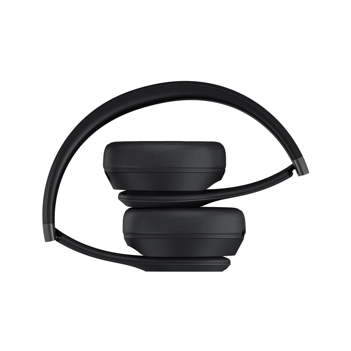 Auriculares negros y plegados. Los auriculares están apilados uno encima del otro.