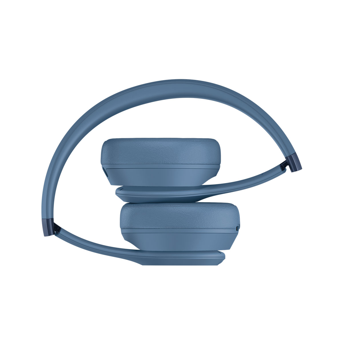 Auriculares azules plegados, con las almohadillas apiladas una encima de la otra.