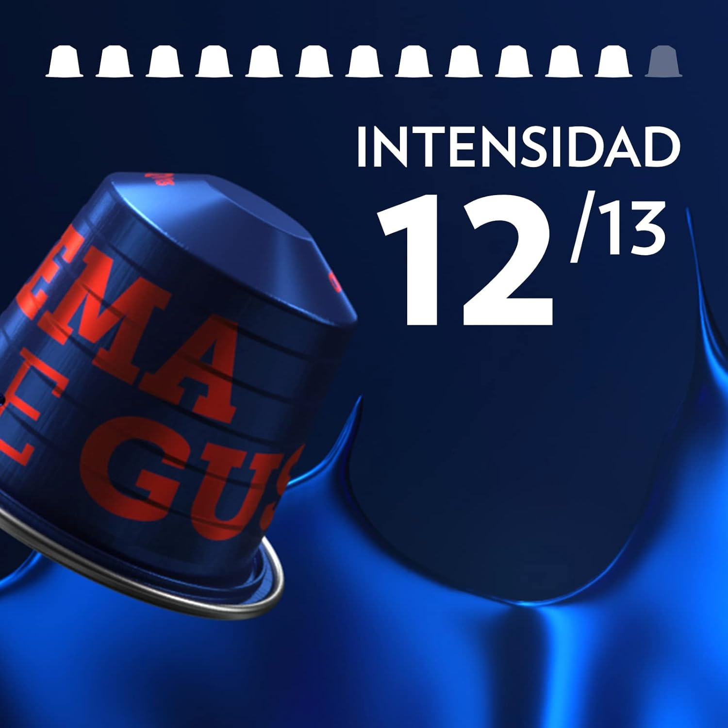 Una cápsula de café con un diseño azul y rojo. Se muestra la intensidad 12/13. Las cápsulas están en el fondo.