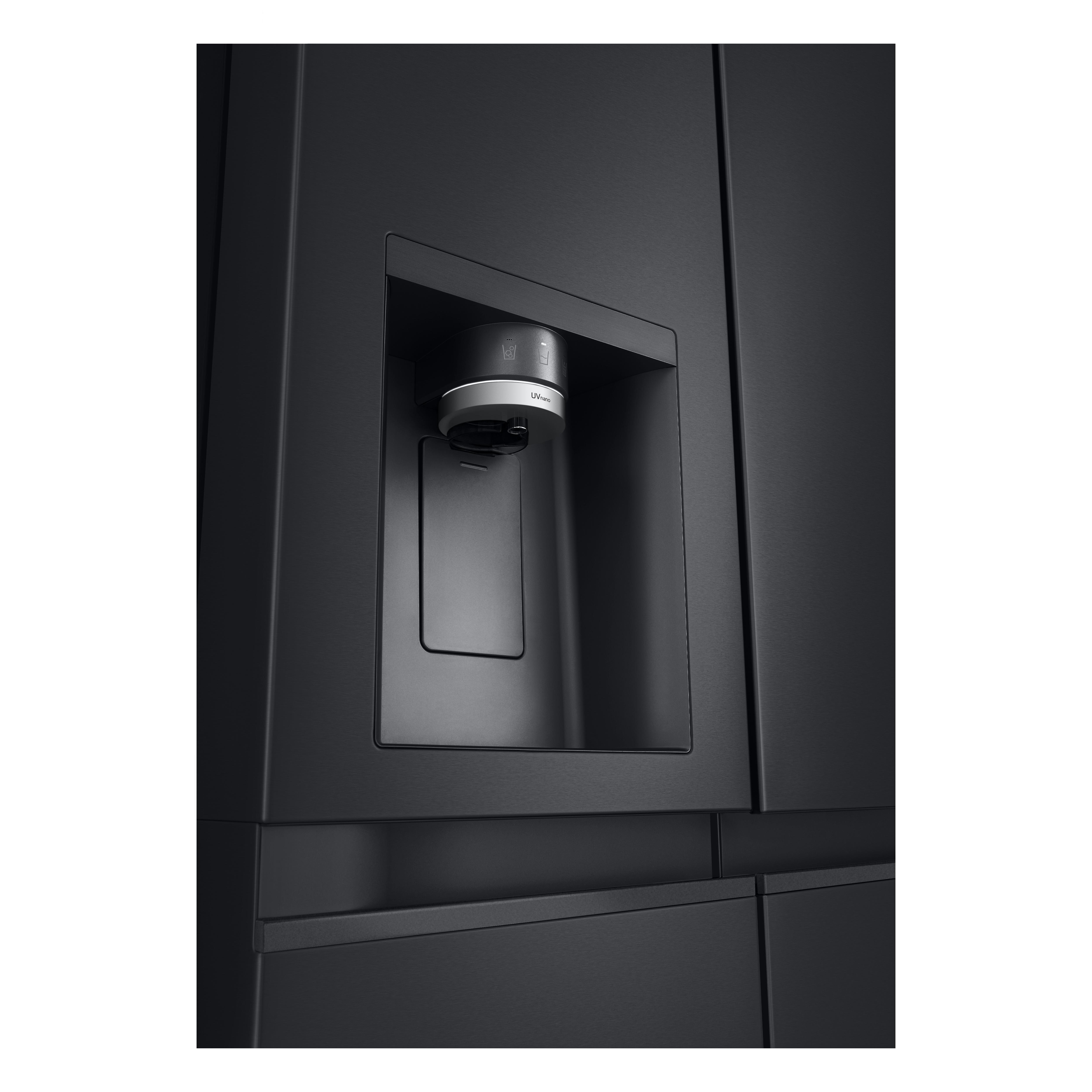 Schwarzer Kühlschrank mit Wasserspender, Nahaufnahme.