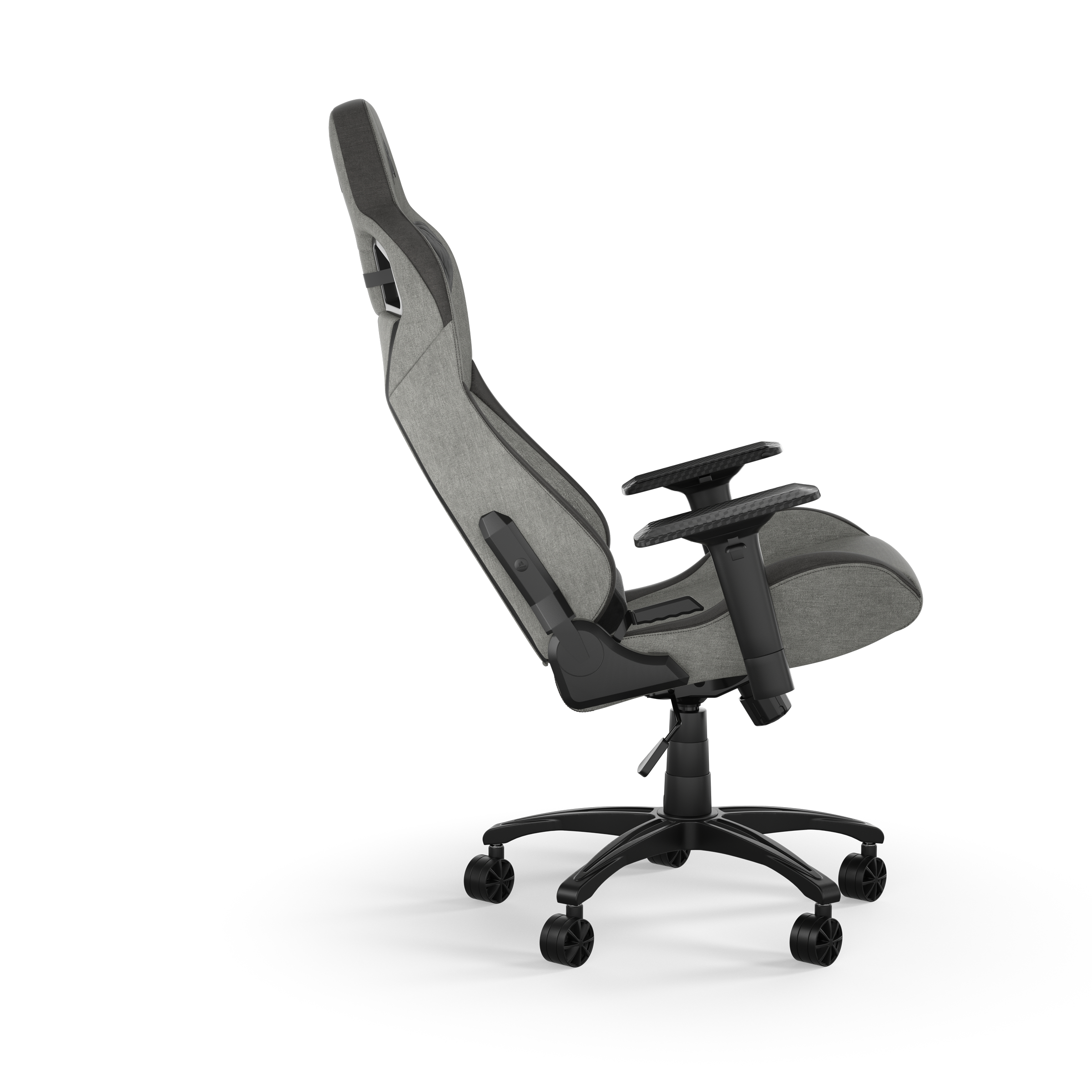 Grauer Gaming-Stuhl auf Rädern, angewinkelte Ansicht. Schwarz-graues Design, weißer Hintergrund.