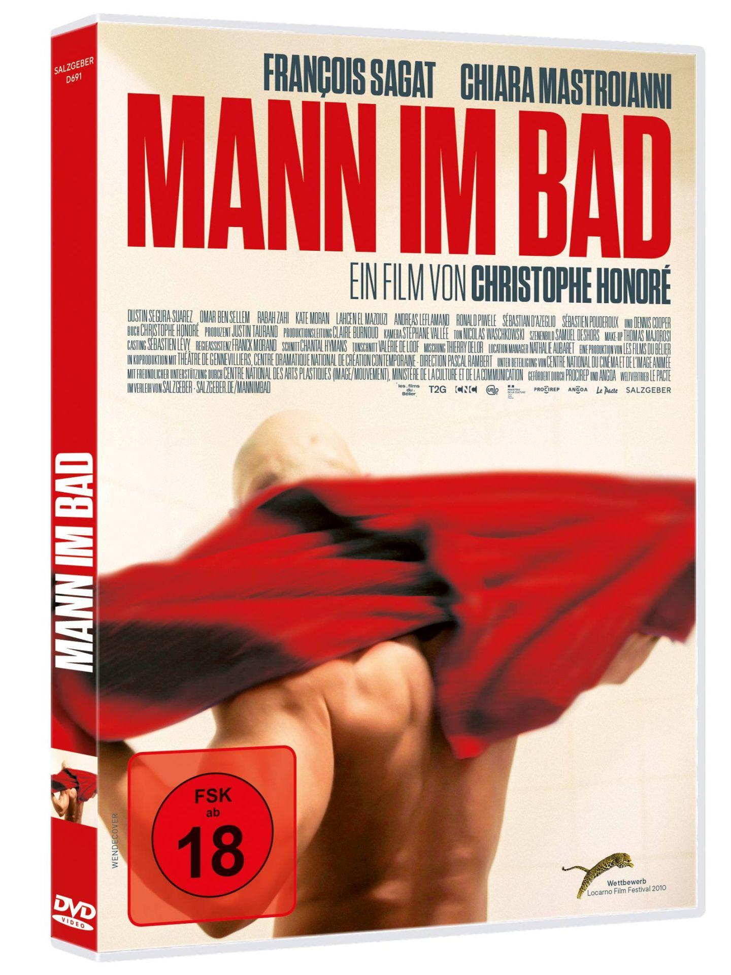 DVD-Cover: Ein Mann in einem roten Handtuch zieht seinen Bademantel aus. Der Titel ist Mann im Bad.