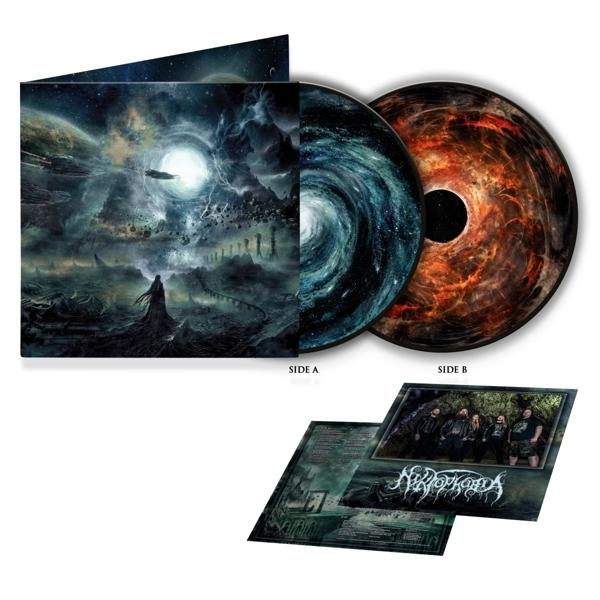 Eine CD-Hülle mit kosmischem Artwork, zwei CDs und einem gedruckten Booklet mit Bandfoto.