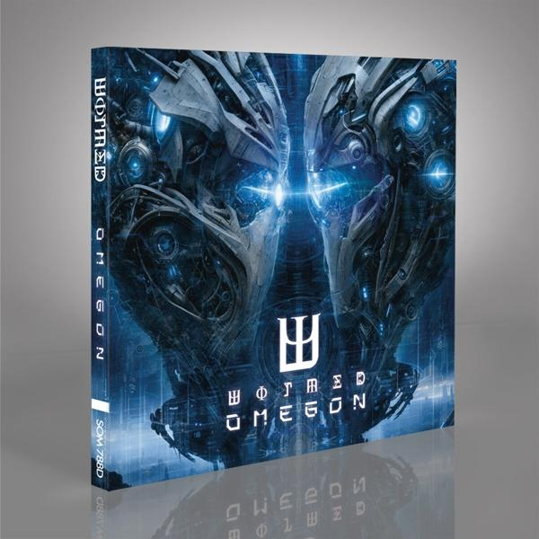 Buchcover mit Sci-Fi-Design. Der Titel lautet 'WORMEGON OMEGON'. Zeigt ein metallisches Robotergesicht.