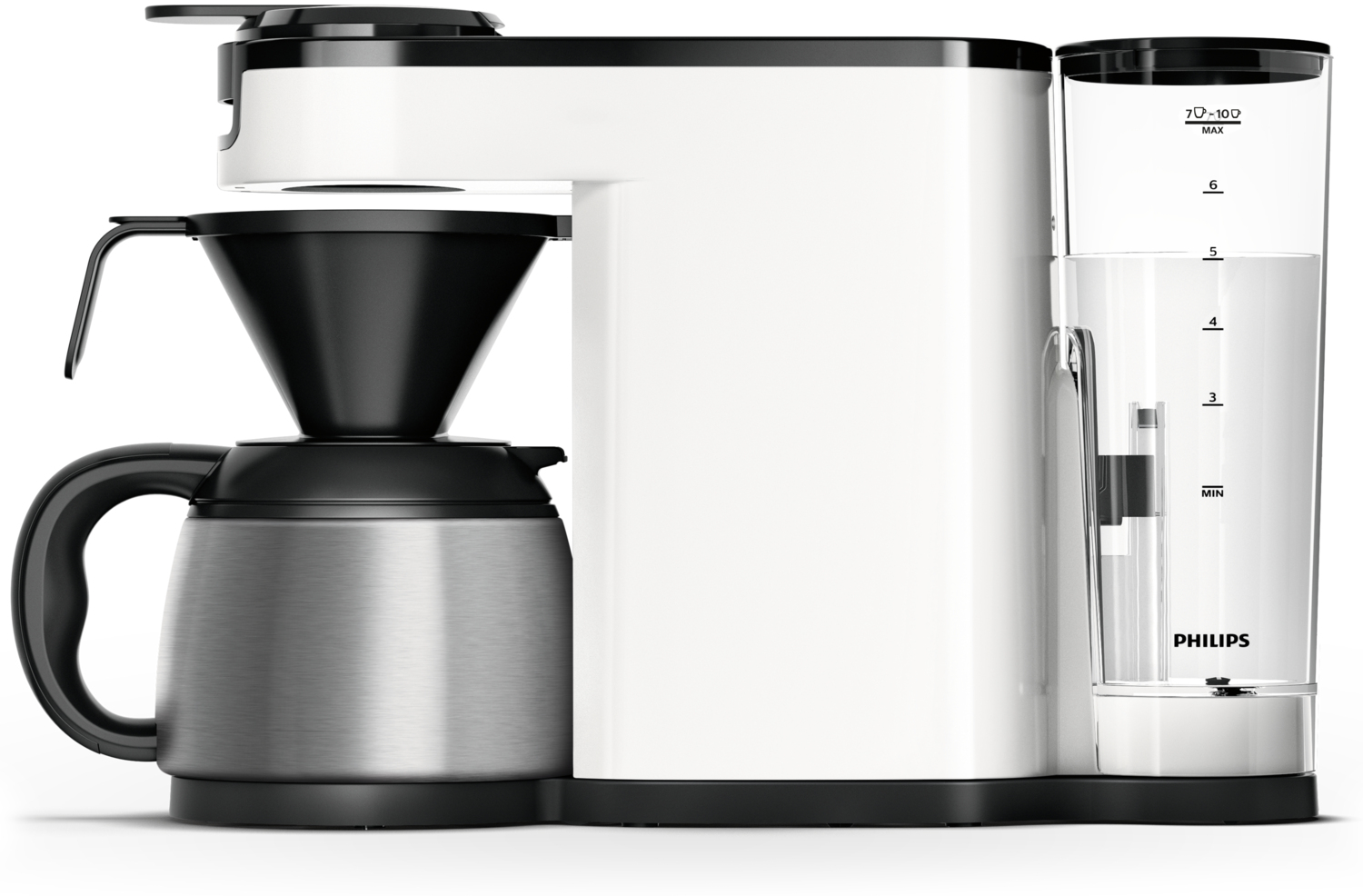Een wit-zwarte koffiemachine met zilveren kan, watertank en bedieningspaneel.