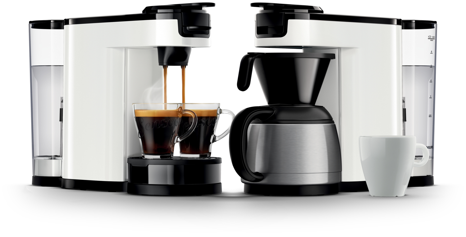 Twee koffiezetapparaten met koffie die in kopjes wordt geschonken. Witte achtergrond en witte kopjes.
