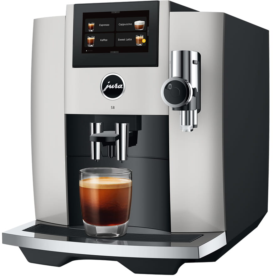 Una macchina da caffè Jura argento e nera con un bicchiere di caffè davanti.