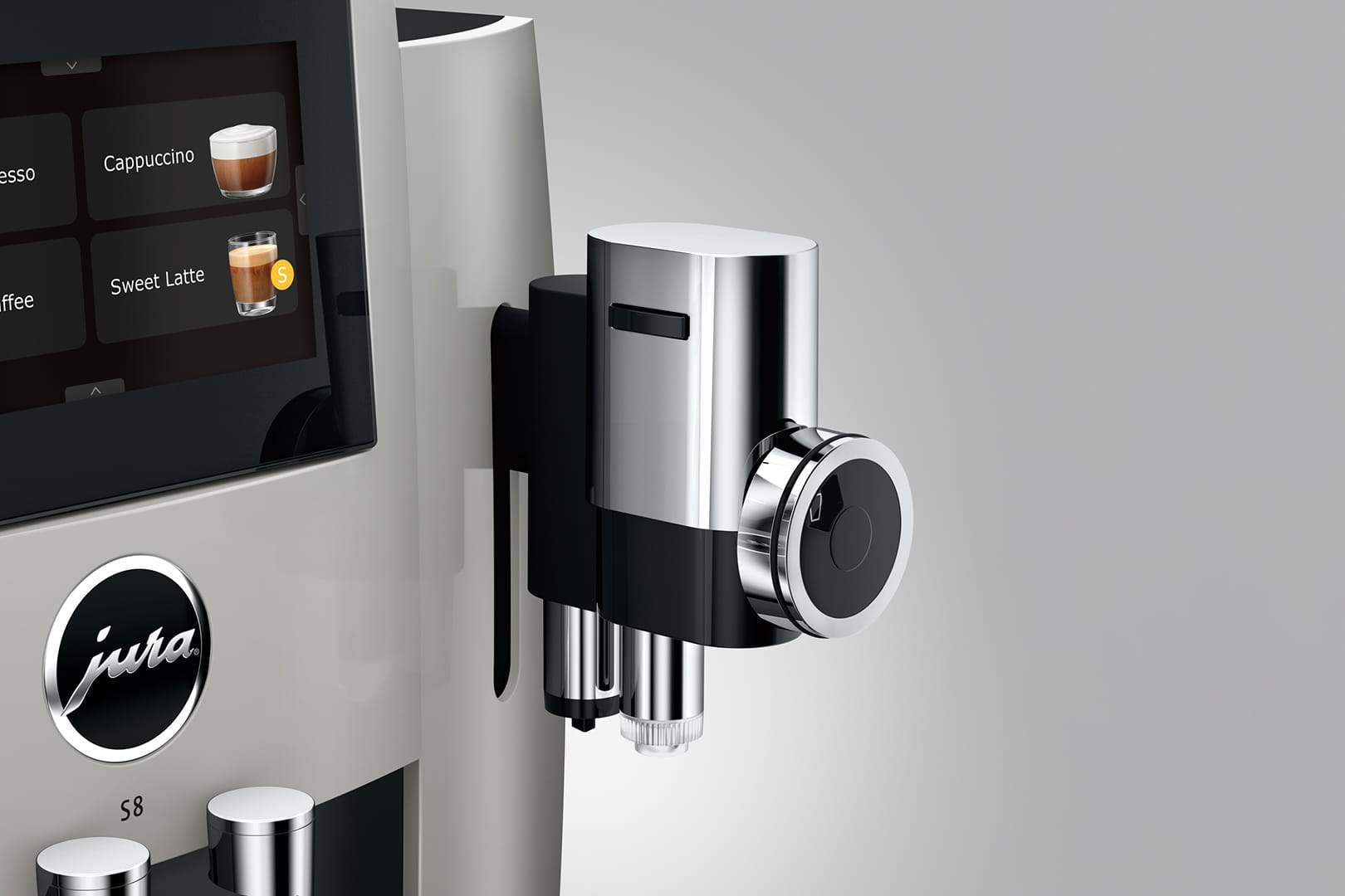 Primo piano di una macchina da caffè con beccuccio argentato e touchscreen.