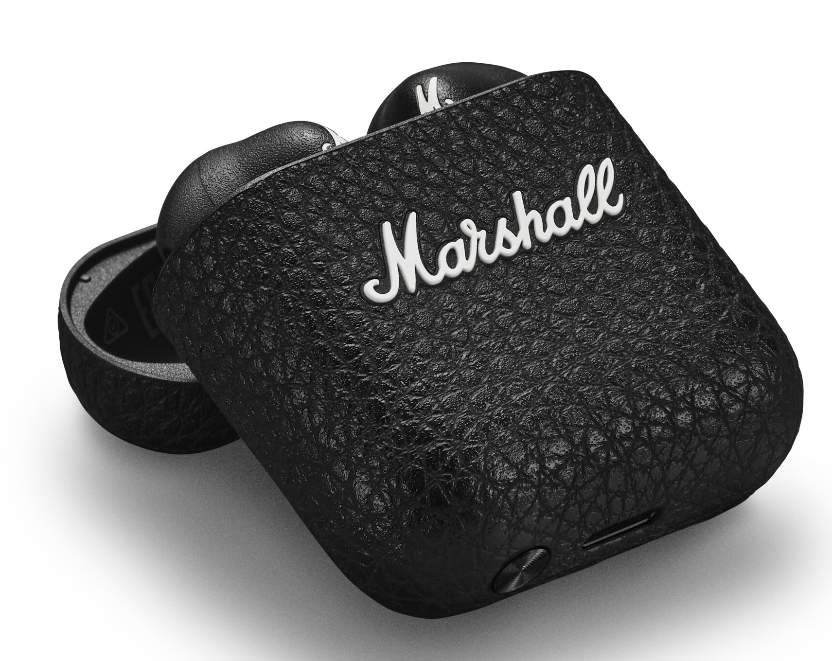 Czarne etui na słuchawki marki Marshall z otwartą pokrywą. Etui ma teksturowane skórzane wykończenie.