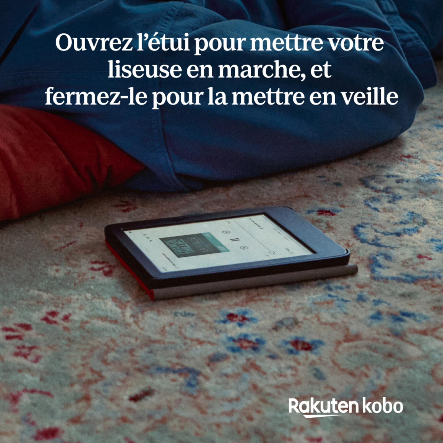 Liseuse Rakuten Kobo, sur un tapis, ouverte.