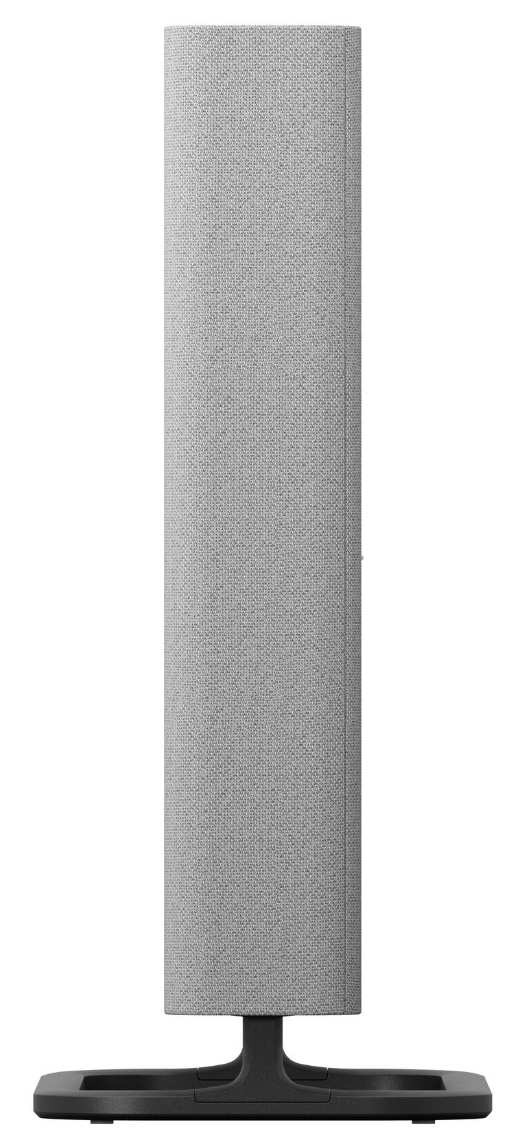 Wysoki, szary głośnik pokryty tkaniną stoi na czarnej podstawie. Głośnik jest prostokątny. Obecne jest białe tło.