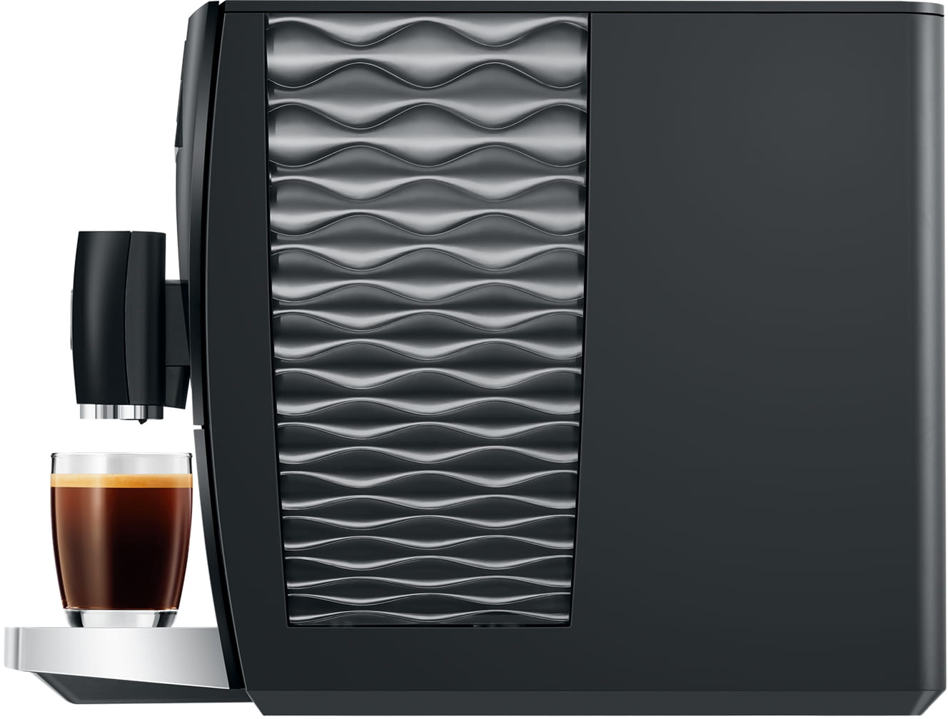 Una macchina da caffè nera con una tazza di caffè accanto su un supporto bianco.