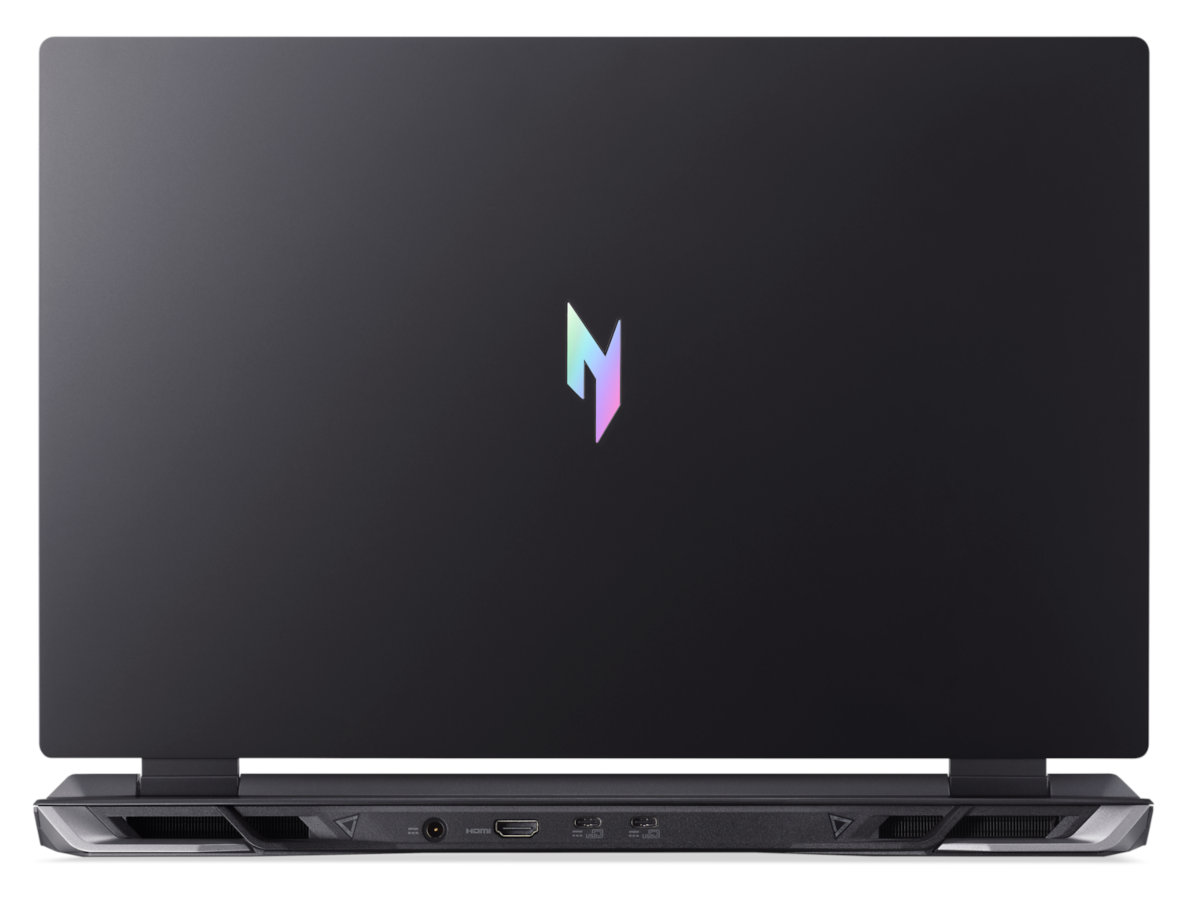 Czarny zamknięty laptop. Na górze kolorowe logo. Dół posiada otwory wentylacyjne i porty. Powierzchnia jest matowa.