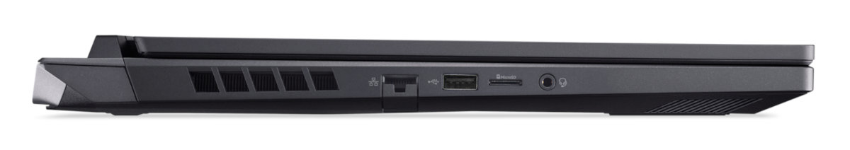 Widok z boku czarnego laptopa, pokazujący otwory wentylacyjne, porty USB, Ethernet, microSD i audio. Laptop jest zamknięty.