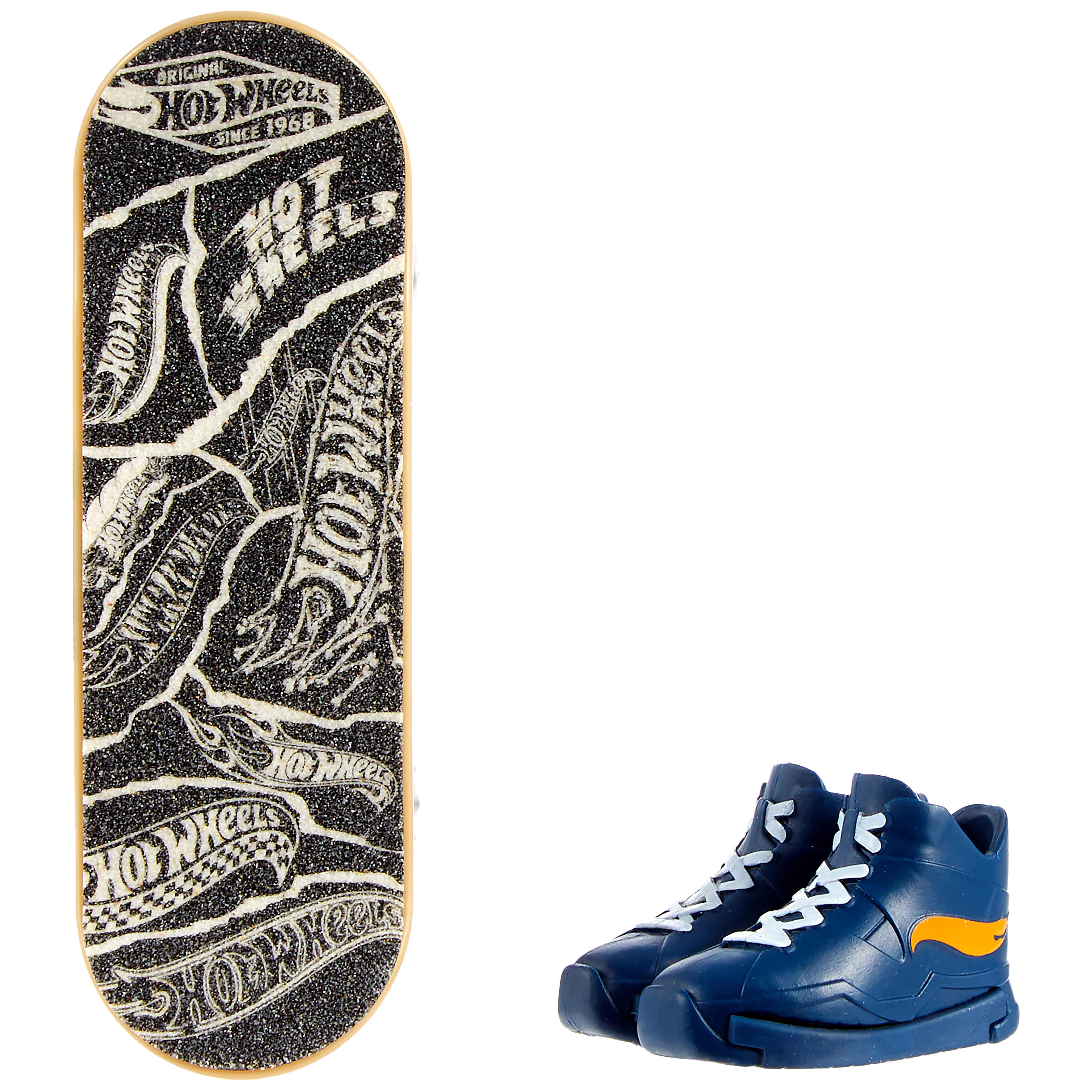 Hot Wheels Skateboard und blaue Sneaker. Das Skateboard hat ein schwarz-weißes Design mit Hot Wheels Logo.