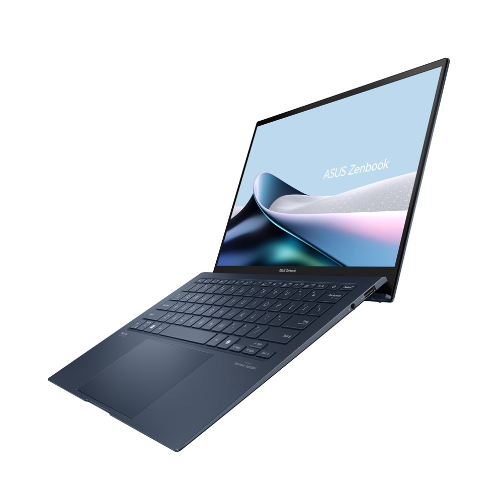 Ekranda 'ASUS Zenbook' yazan, hafif açılı, mavi bir dizüstü bilgisayar, beyaz bir arka plan üzerinde.
