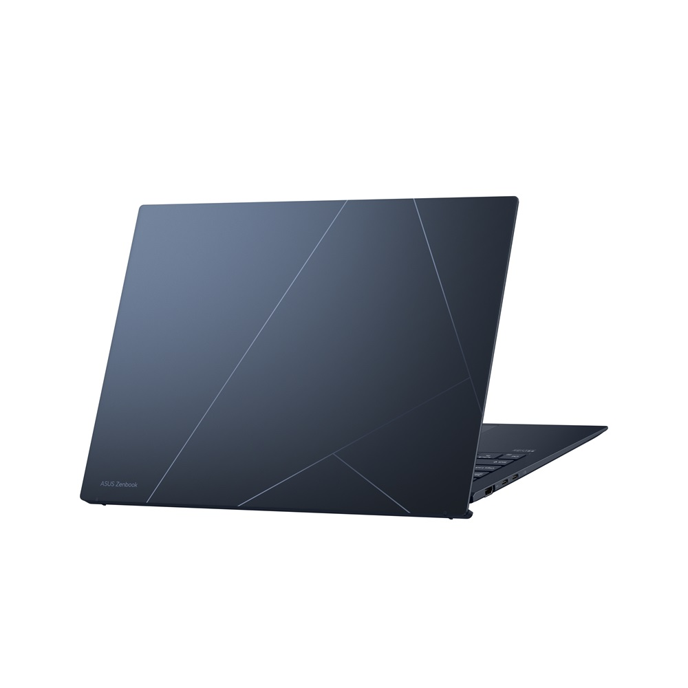 Görünür bir arkası olan koyu mavi bir dizüstü bilgisayar. ASUS Zenbook logosu. Arka plan beyazdır.