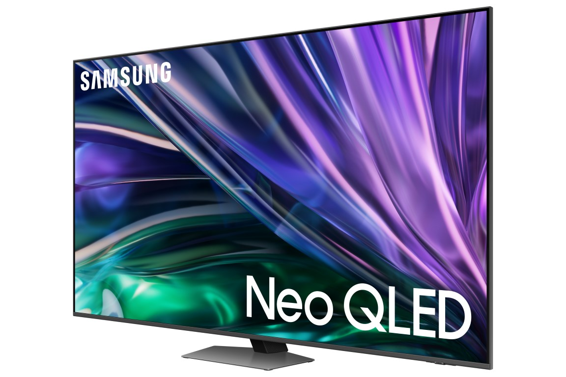 Soyut mor ve yeşil bir tasarım gösteren büyük bir Samsung Neo QLED TV.