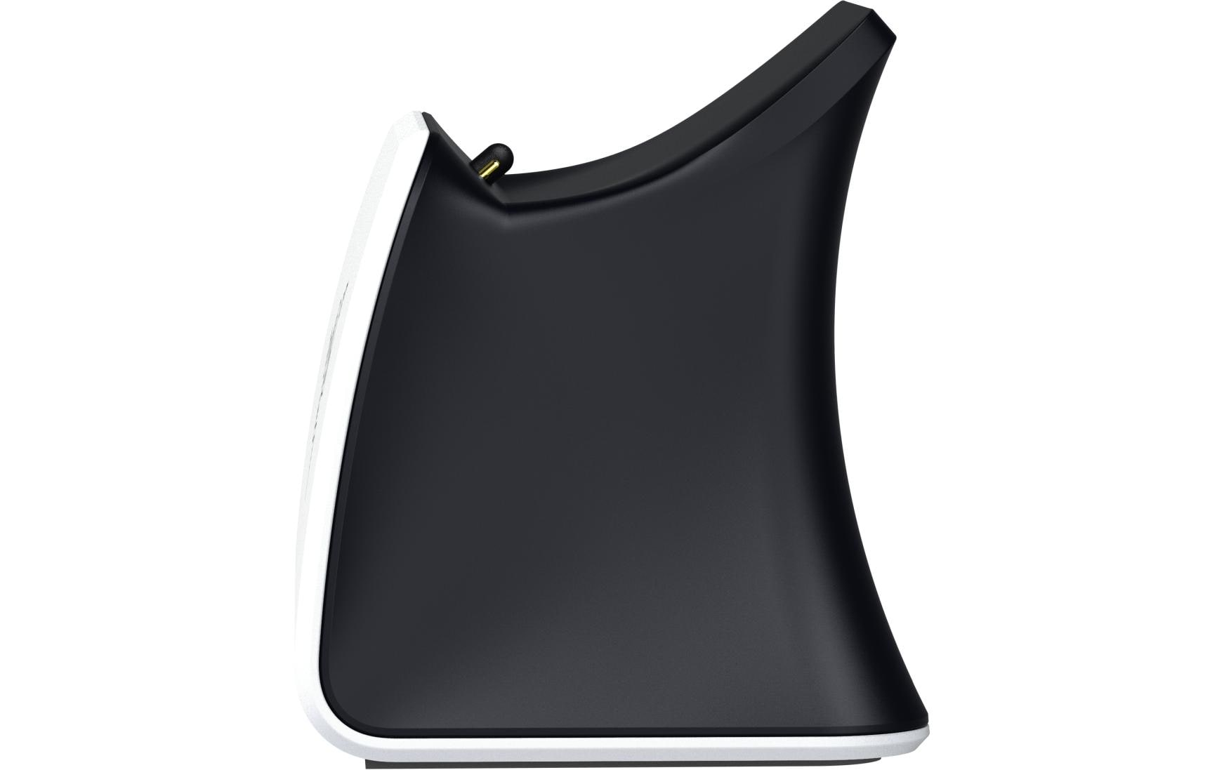 Un objet noir incurvé avec un bord blanc sur fond blanc.