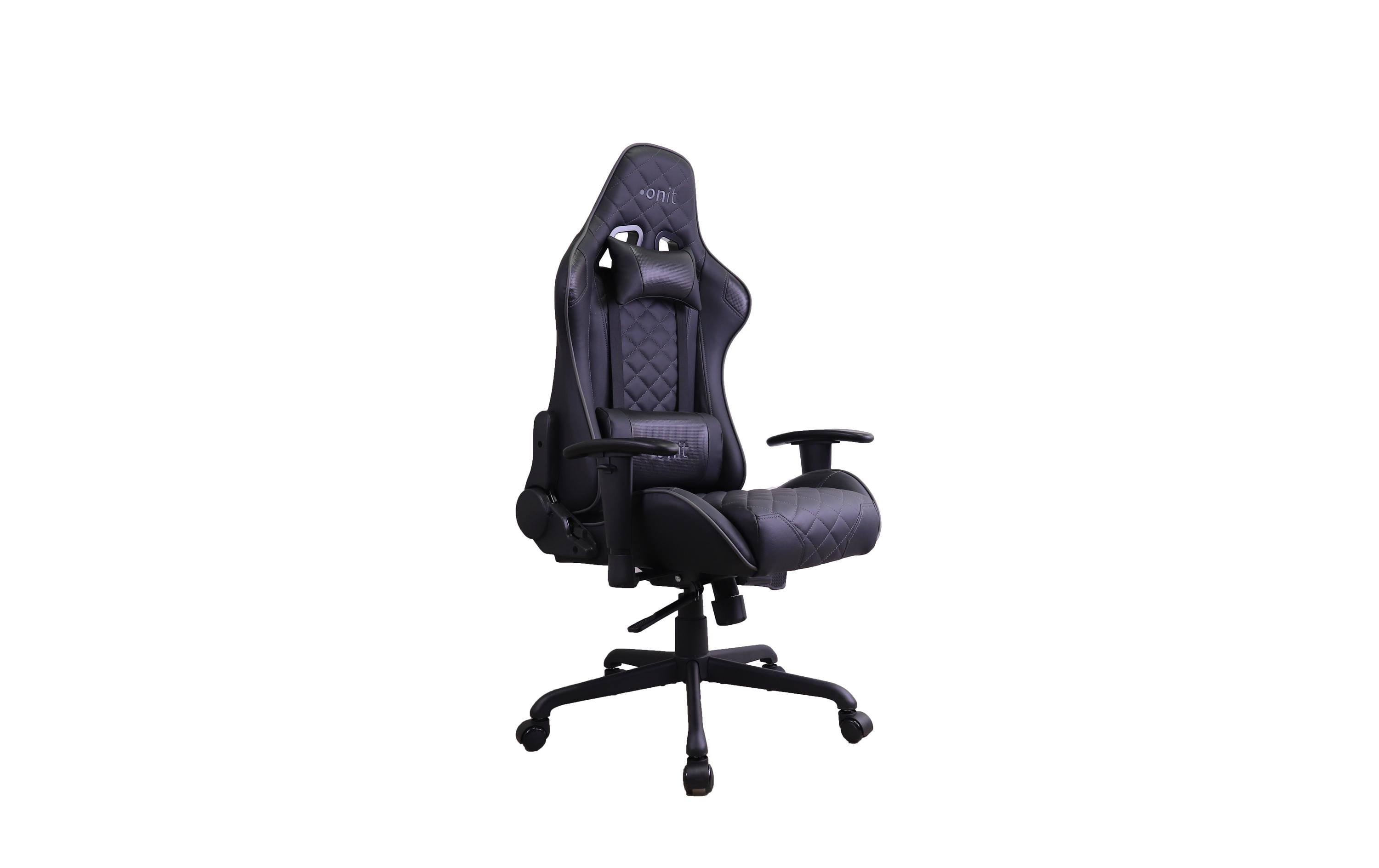 Sedia da gaming nera con schienale alto, cuciture a rombi e braccioli. Lo sfondo è bianco.