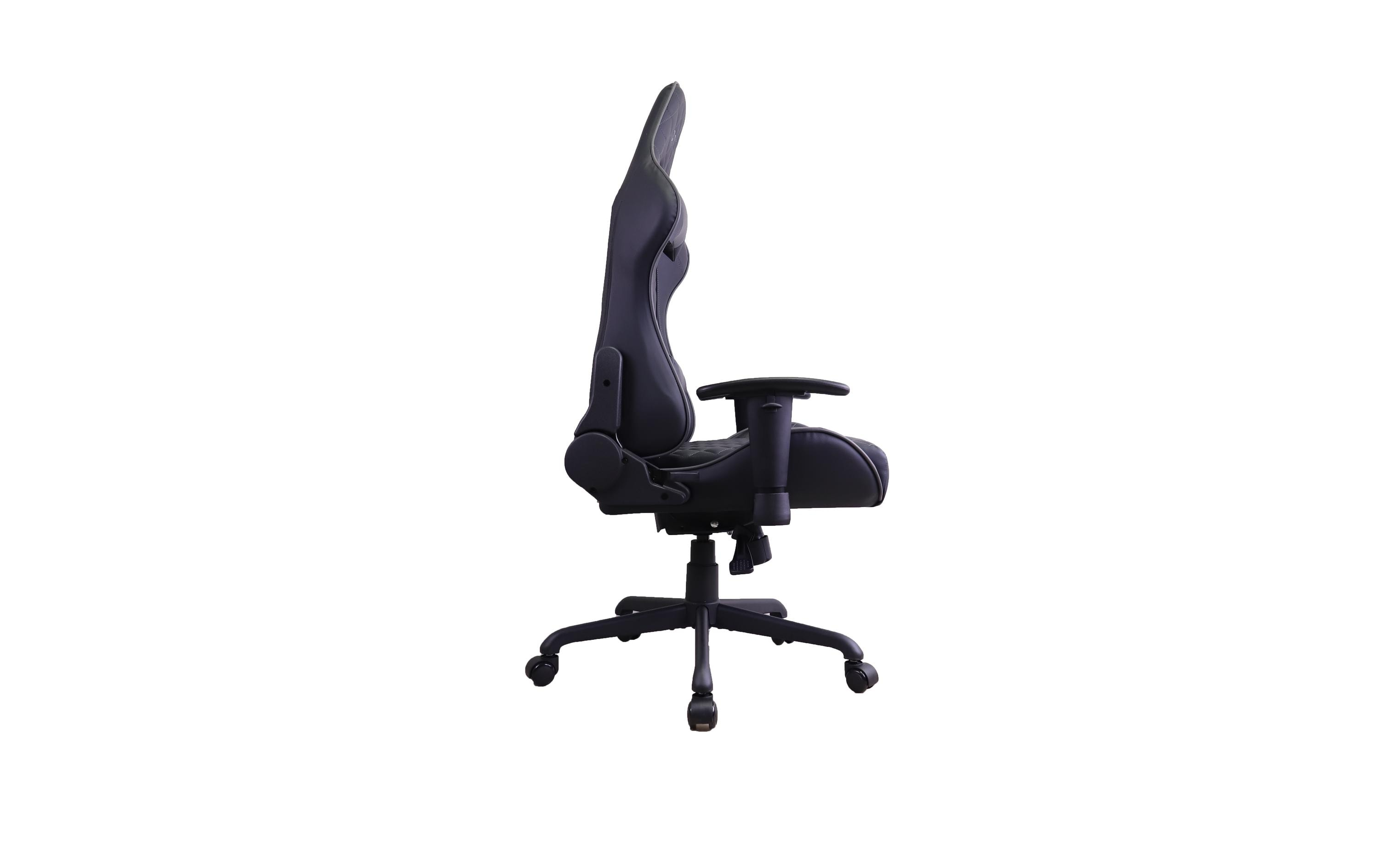 Sedia da gaming nera su sfondo bianco. Schienale alto, braccioli e ruote. La sedia è a sinistra.