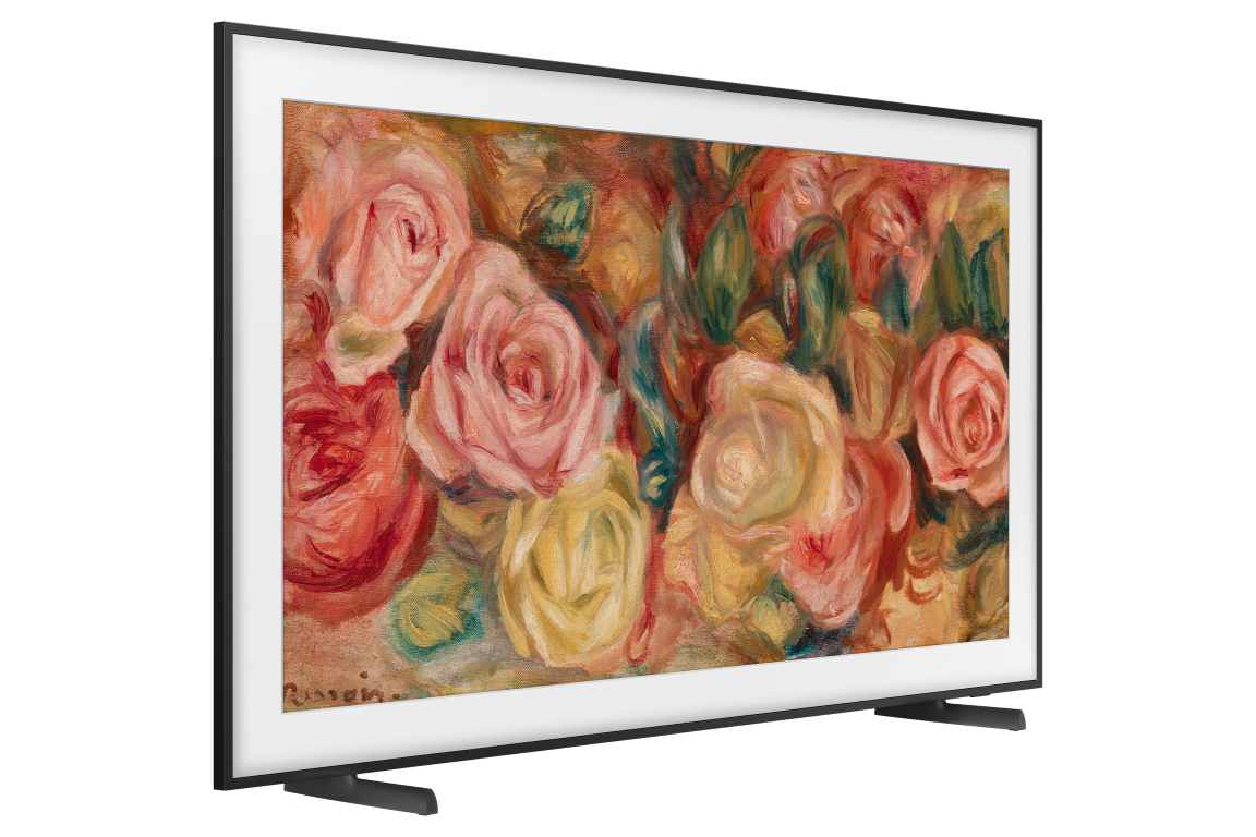 Beyaz çerçeveli, vazoda güllerin çerçeveli bir sanat eserini gösteren bir Samsung TV.