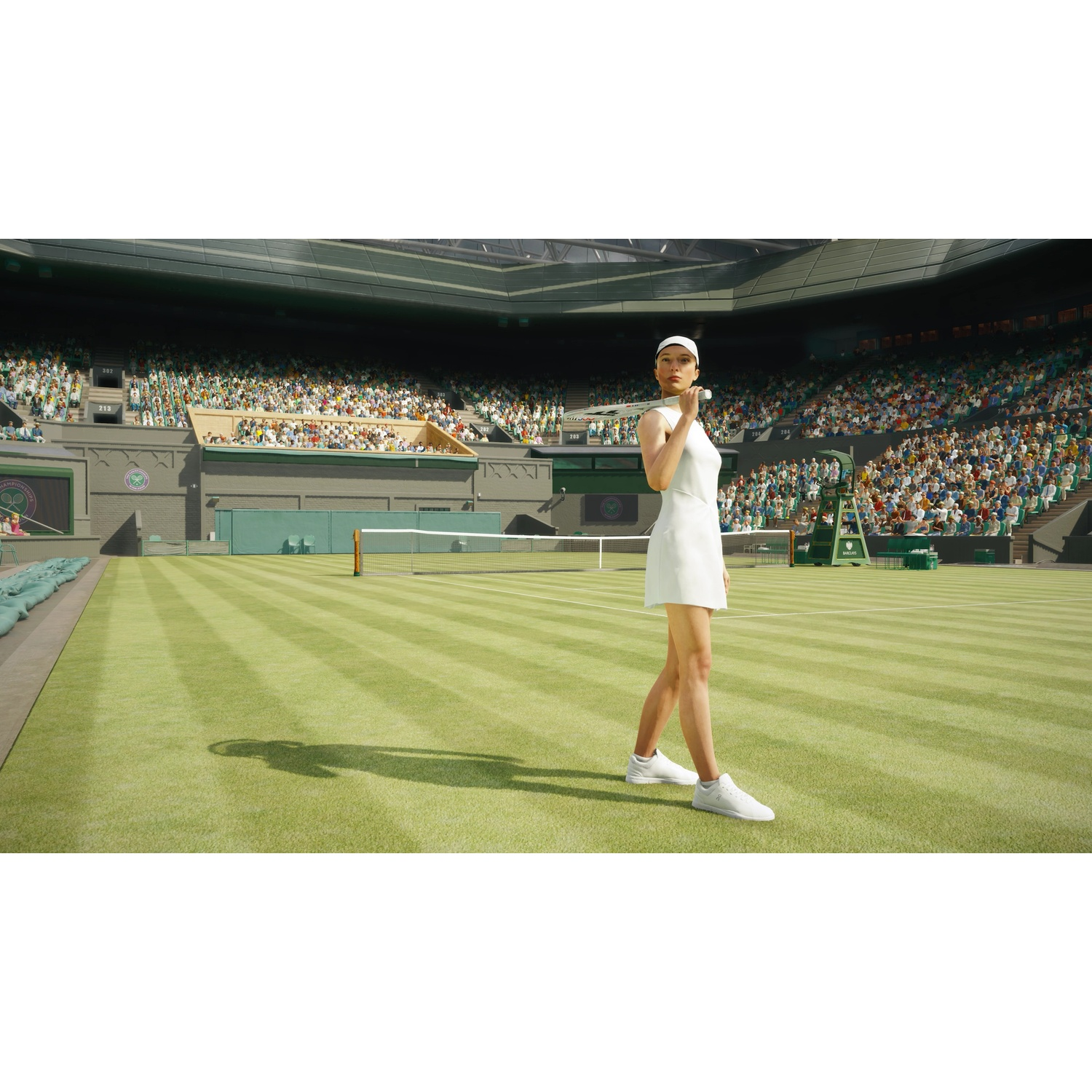 Une femme sur un court de tennis tenant une raquette, vêtue de blanc, avec une foule en arrière-plan.
