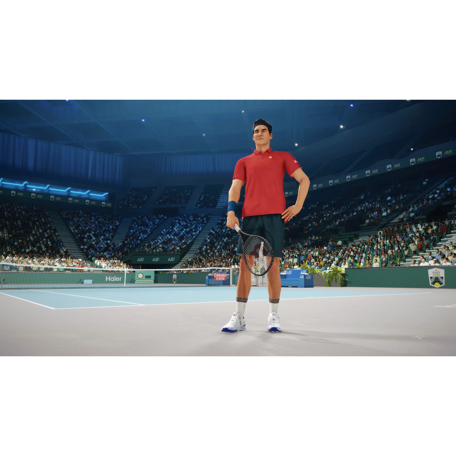 Joueur de tennis en chemise rouge avec une raquette, sur le court. Public en arrière-plan.
