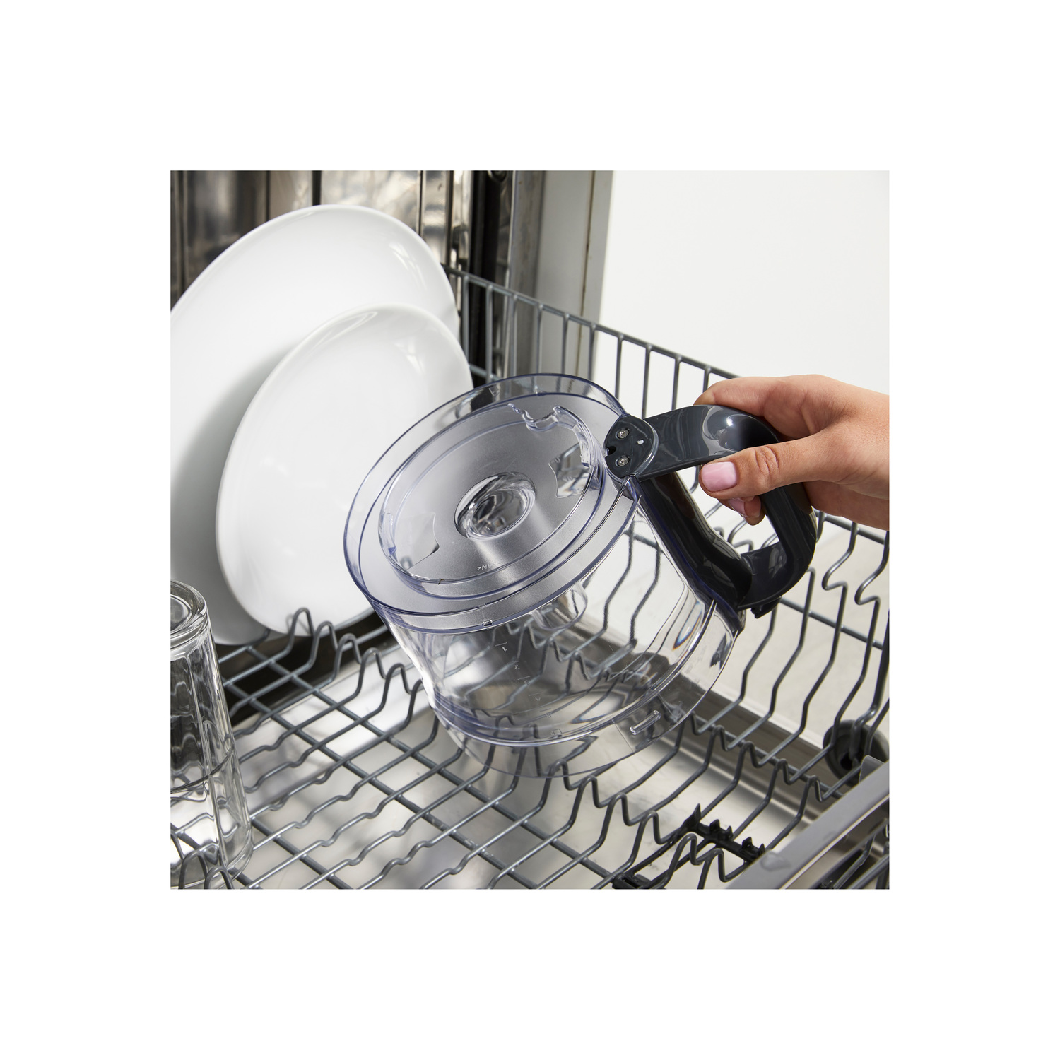 Un ordinateur portable argenté sur une surface noire, en angle.