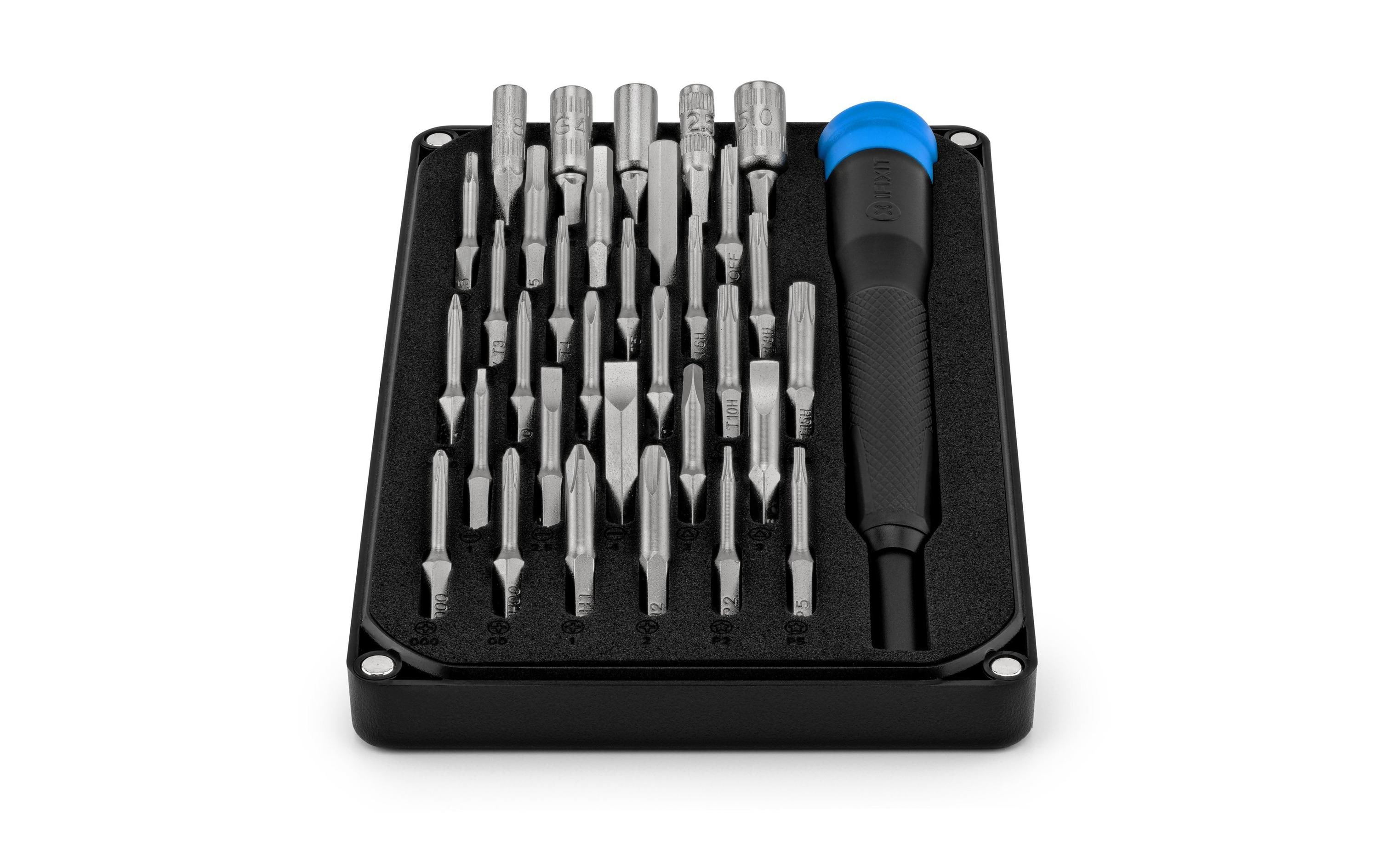 Schraubendreher-Set mit verschiedenen Bits in einem schwarzen Koffer, weißer Hintergrund.