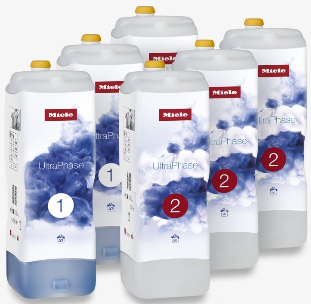 Sześć białych butelek detergentu do prania Miele UltraPhase ustawionych na białym tle.