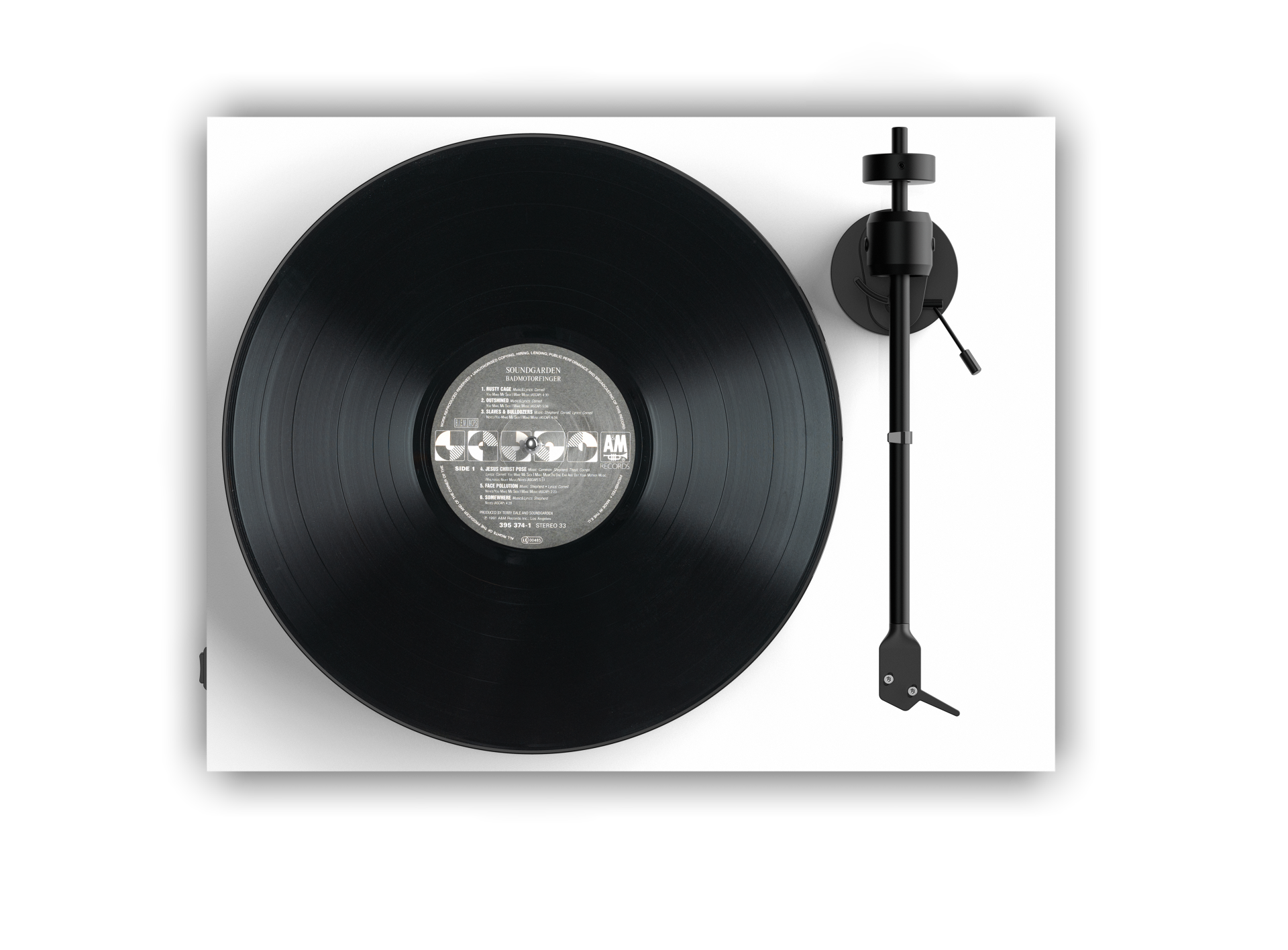 Eine Vinyl-Schallplatte auf weißer Oberfläche, mit einem schwarzen Tonarm auf der rechten Seite.