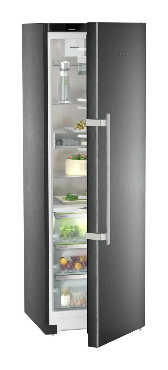 Geöffneter Kühlschrank mit Inhalt. Edelstahl-Finish mit silbernem Griff.
