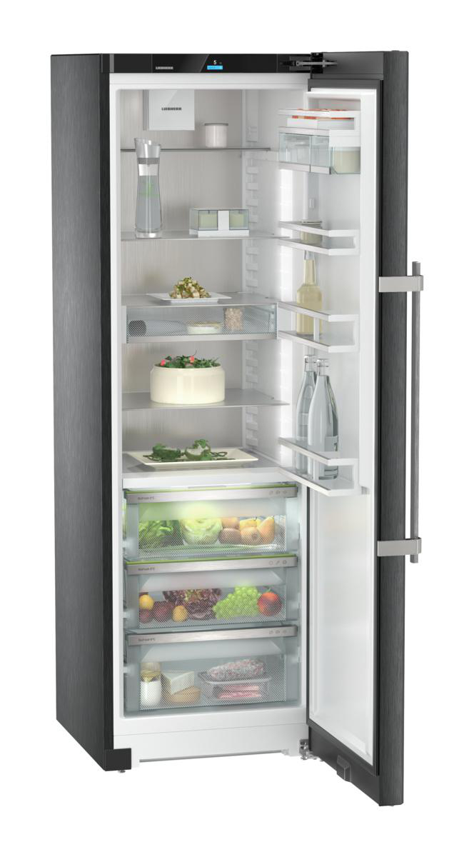 Ein Kühlschrank mit offener Tür, der Lebensmittel und Regale zeigt.
