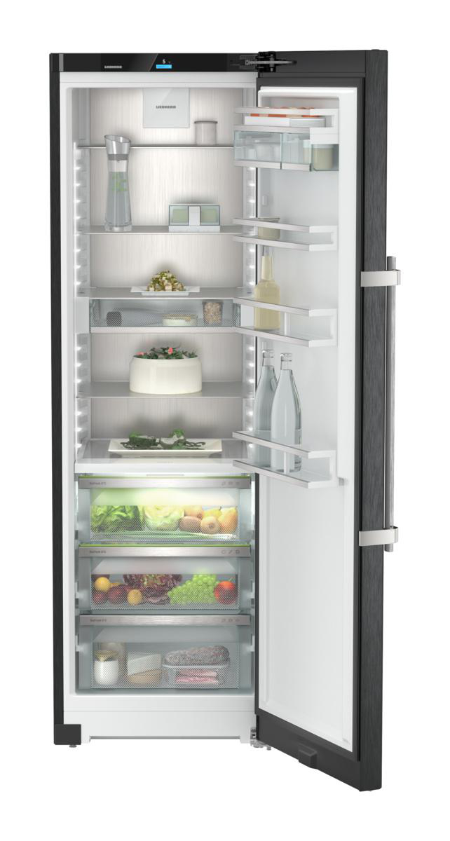 Geöffneter Kühlschrank mit verschiedenen Regalen voller Lebensmittel und Glasböden.