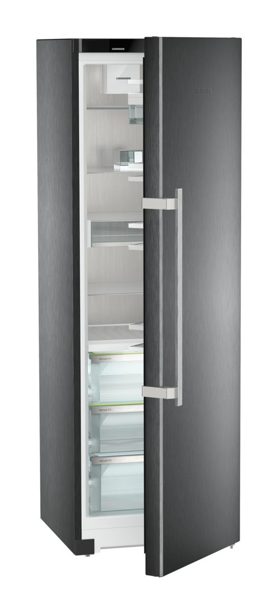 Offener, dunkelgrauer Kühlschrank mit Glasböden, weißem Innenraum und silberfarbenem Griff.