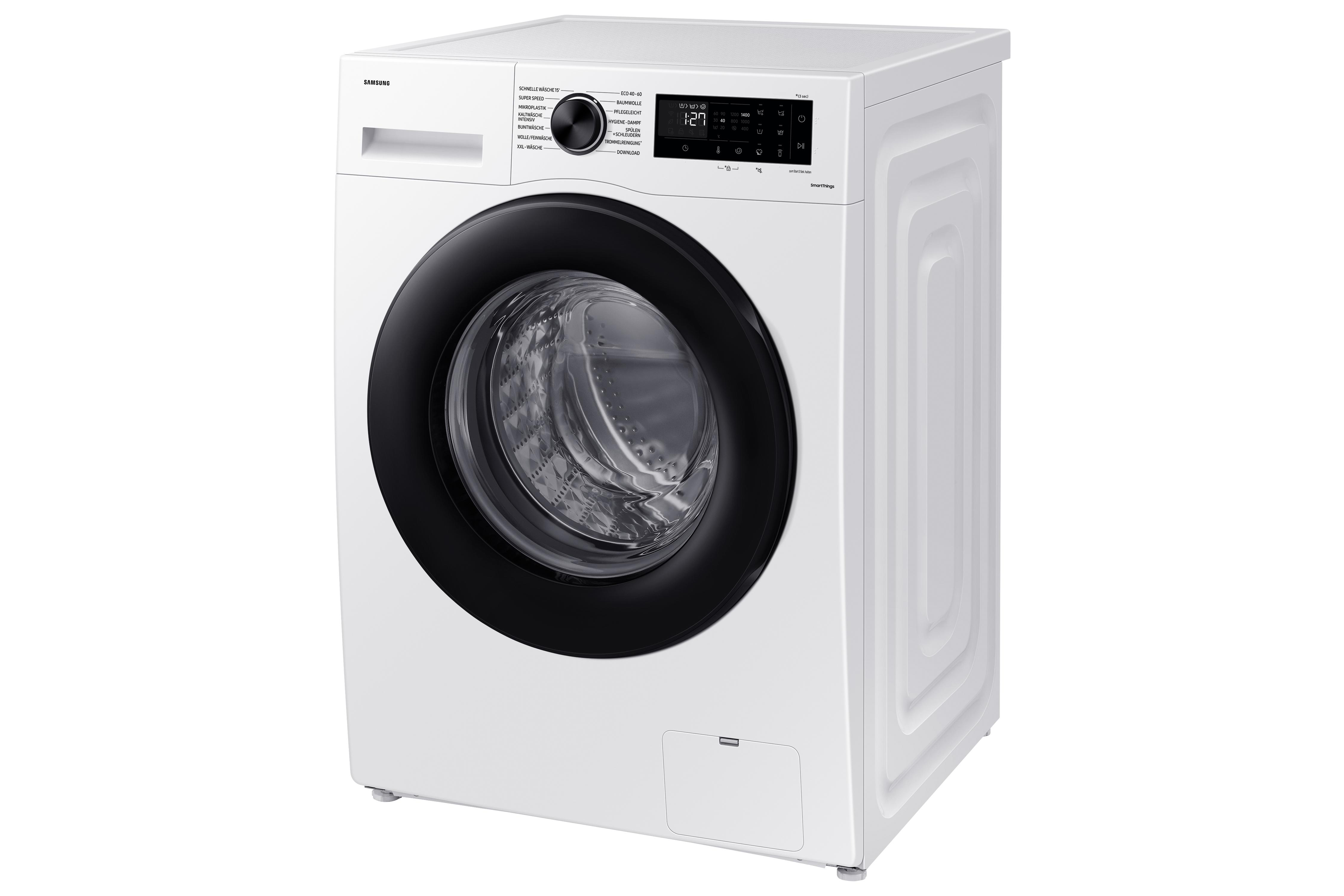 Eine weiße Waschmaschine mit schwarzer Tür. Die Maschine steht vor weißem Hintergrund.