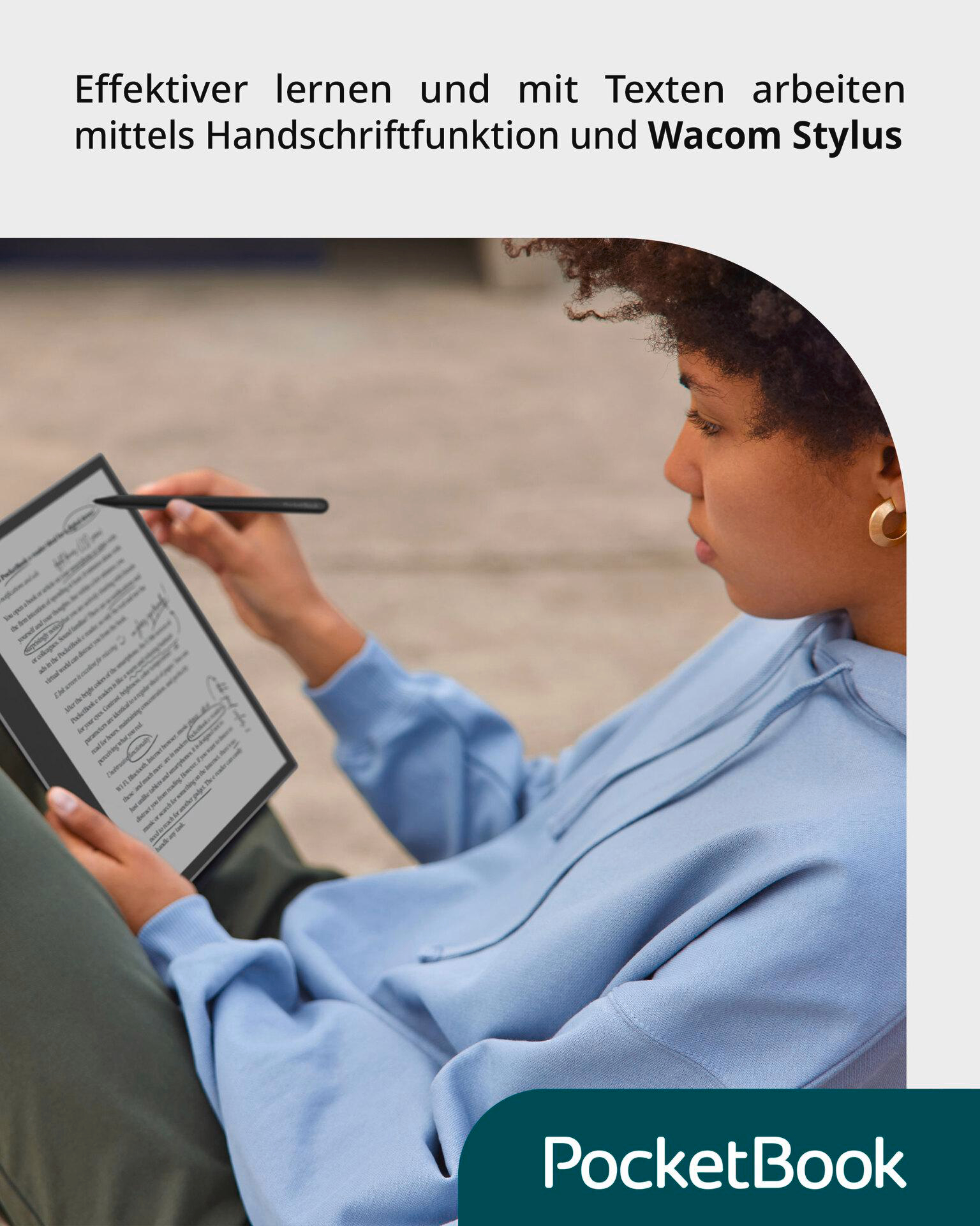 Frau benutzt Tablet mit Stift, Text im Hintergrund. Das Tablet wird in der Hand gehalten.