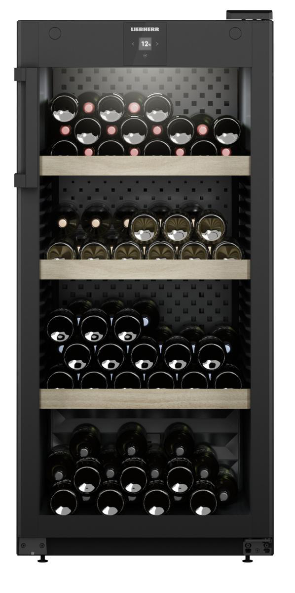 Ein schwarzer Weinkühlschrank mit mehreren Regalen voller Weinflaschen.