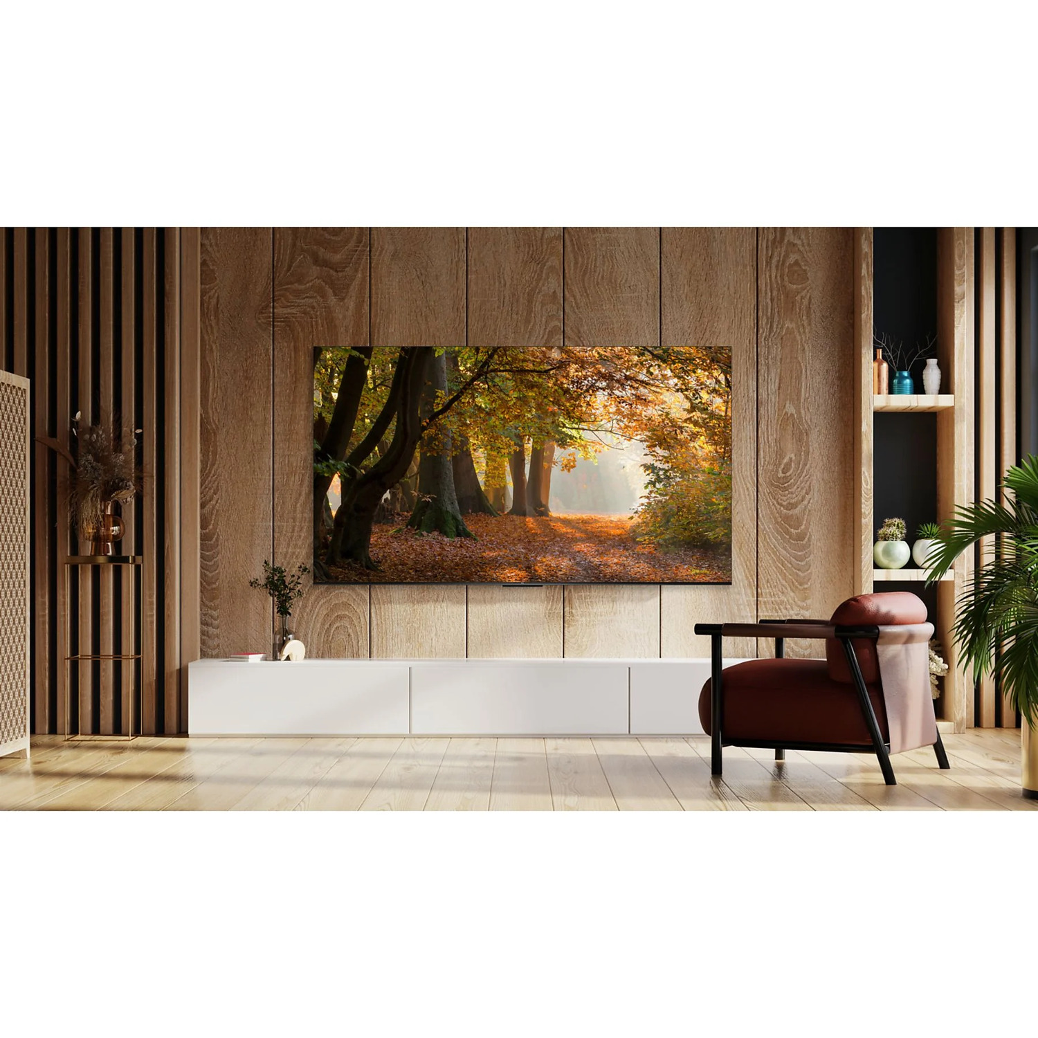 Een tv die een bosscène toont in een moderne woonkamer met houten panelen.