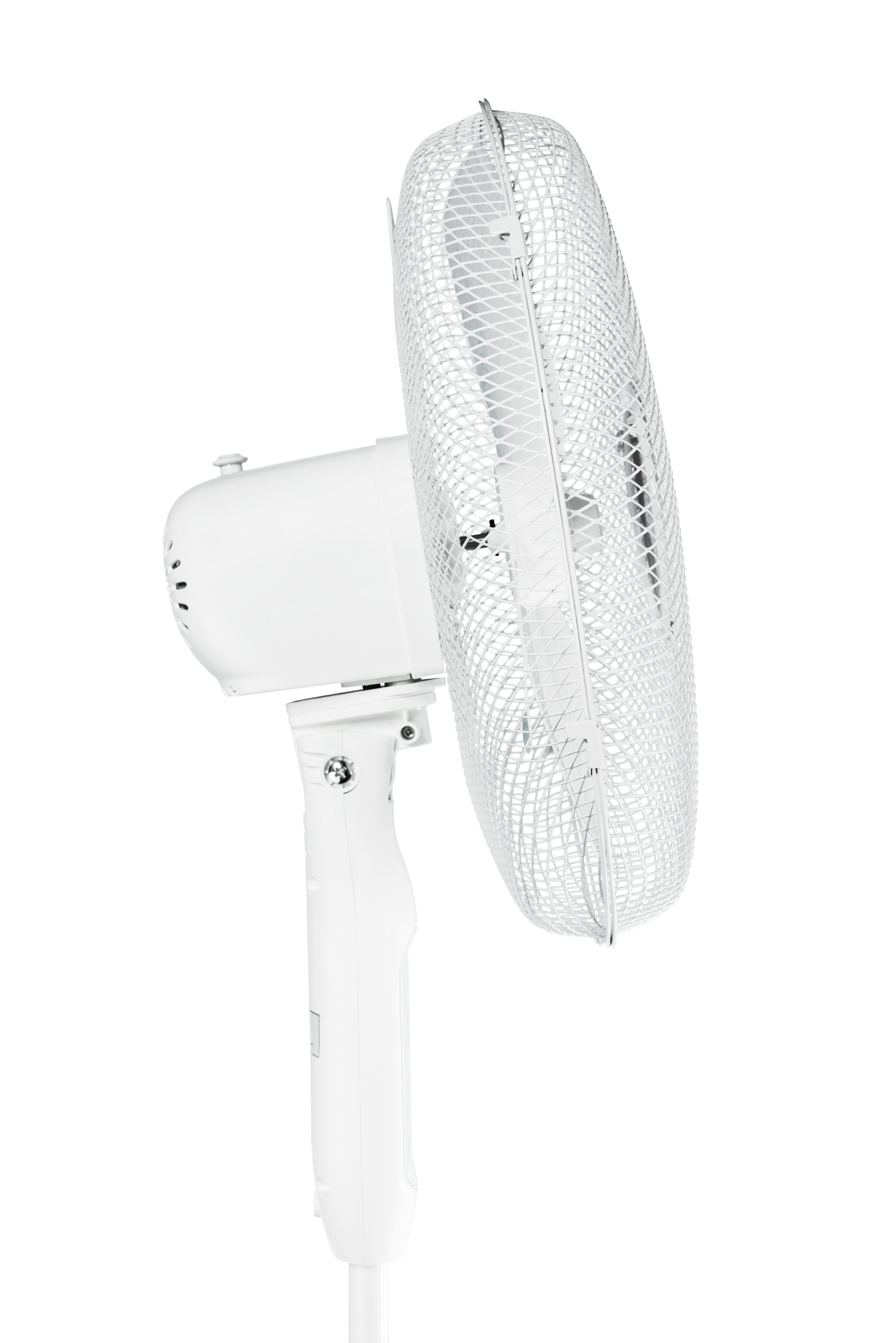 Weißer Standventilator, schräge Ansicht, weißer Hintergrund, Seitenprofil sichtbar.