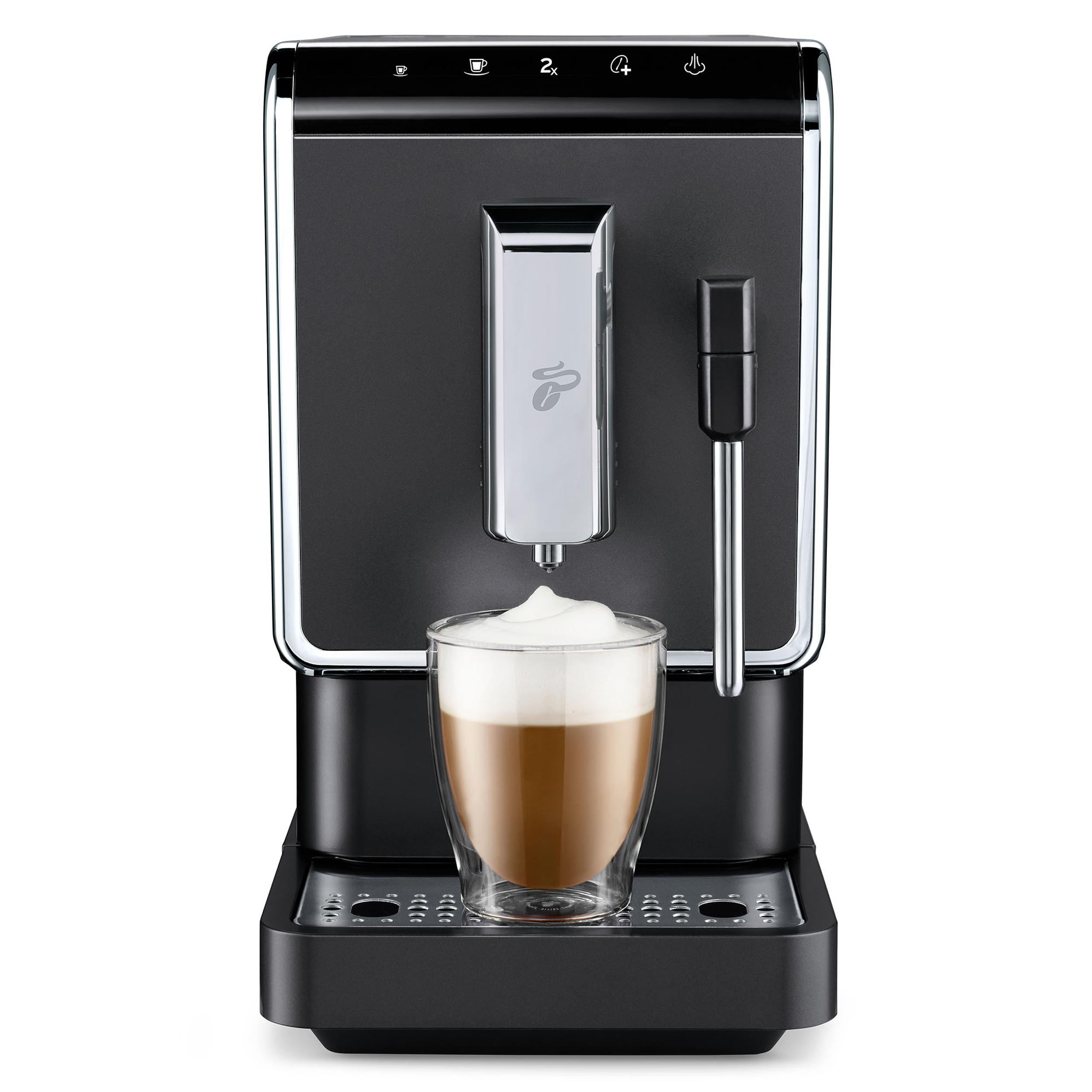 Schwarz-silberne Espressomaschine. Ein Glas mit geschäumter Milch ist vorn.