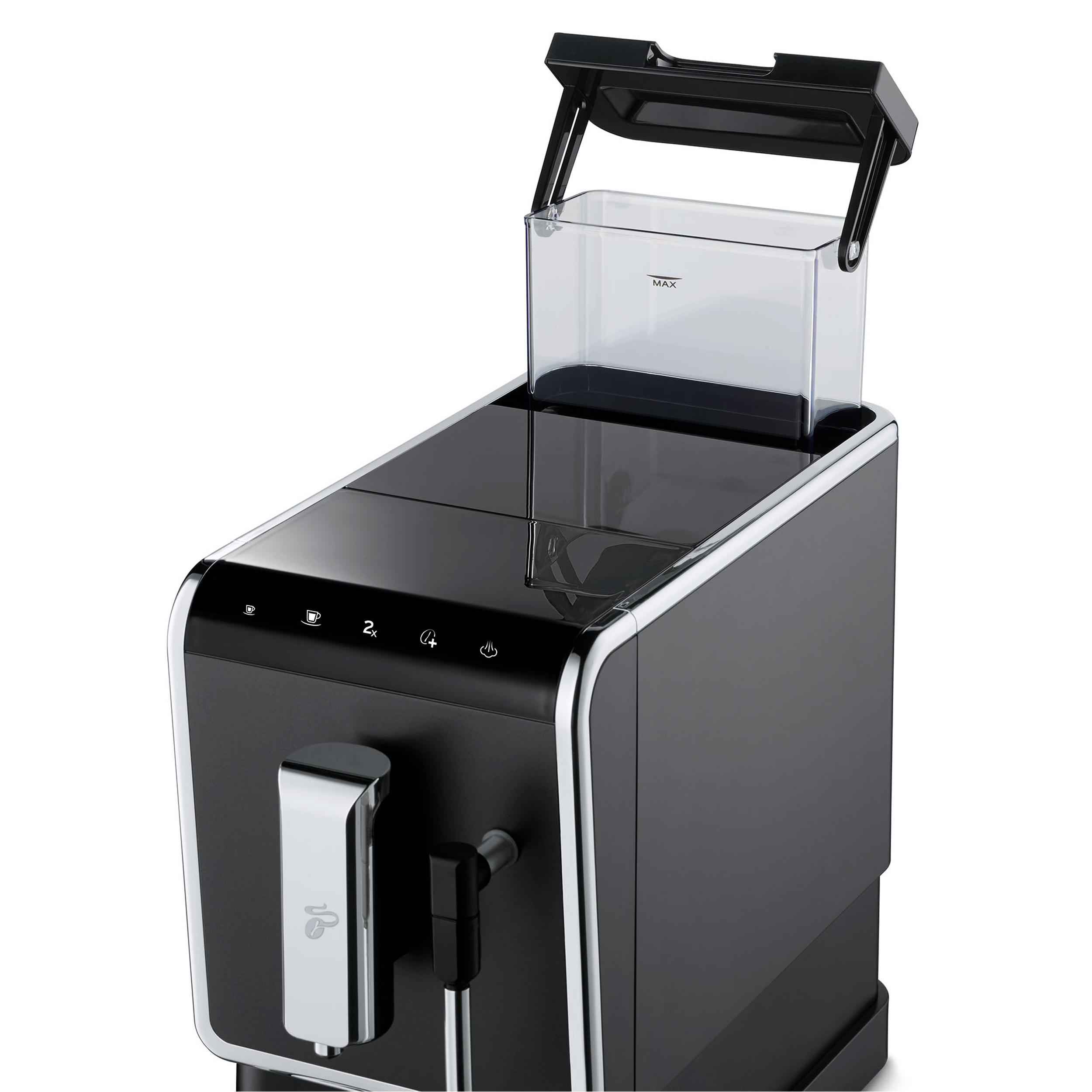 Schwarze Kaffeemaschine mit geöffnetem Wasserbehälter, weißer Hintergrund.