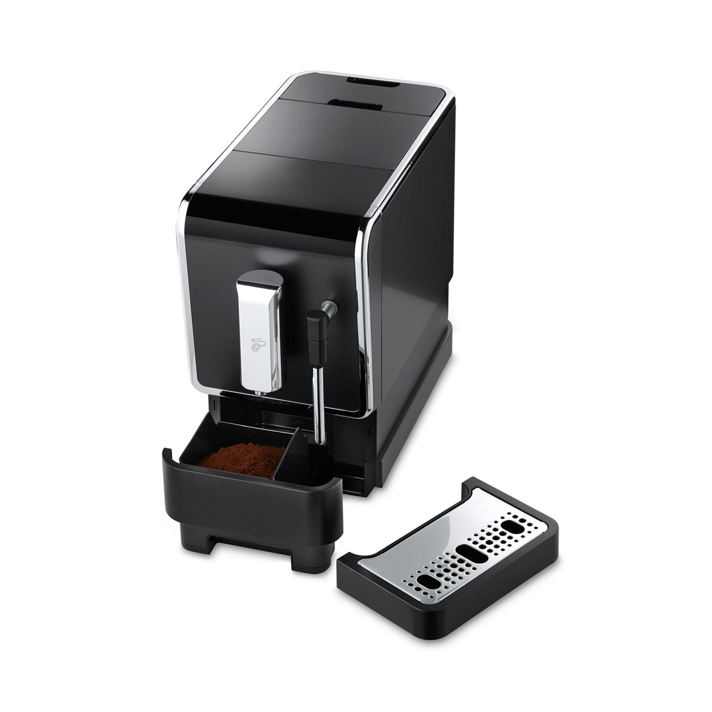 Schwarze Kaffeemaschine mit Kaffeesatzbehälter. Es gibt eine Tropfschale und einen Wassertank.
