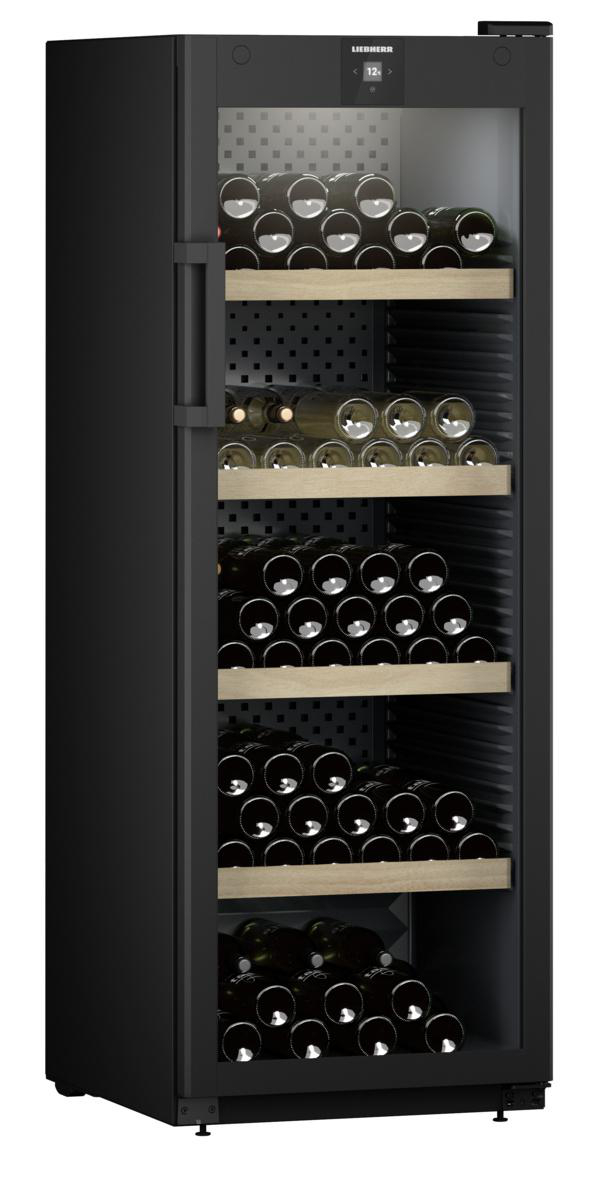 Schwarzer Weinkühlschrank mit Glastür, die Weinflaschen auf Holzregalen zeigt.